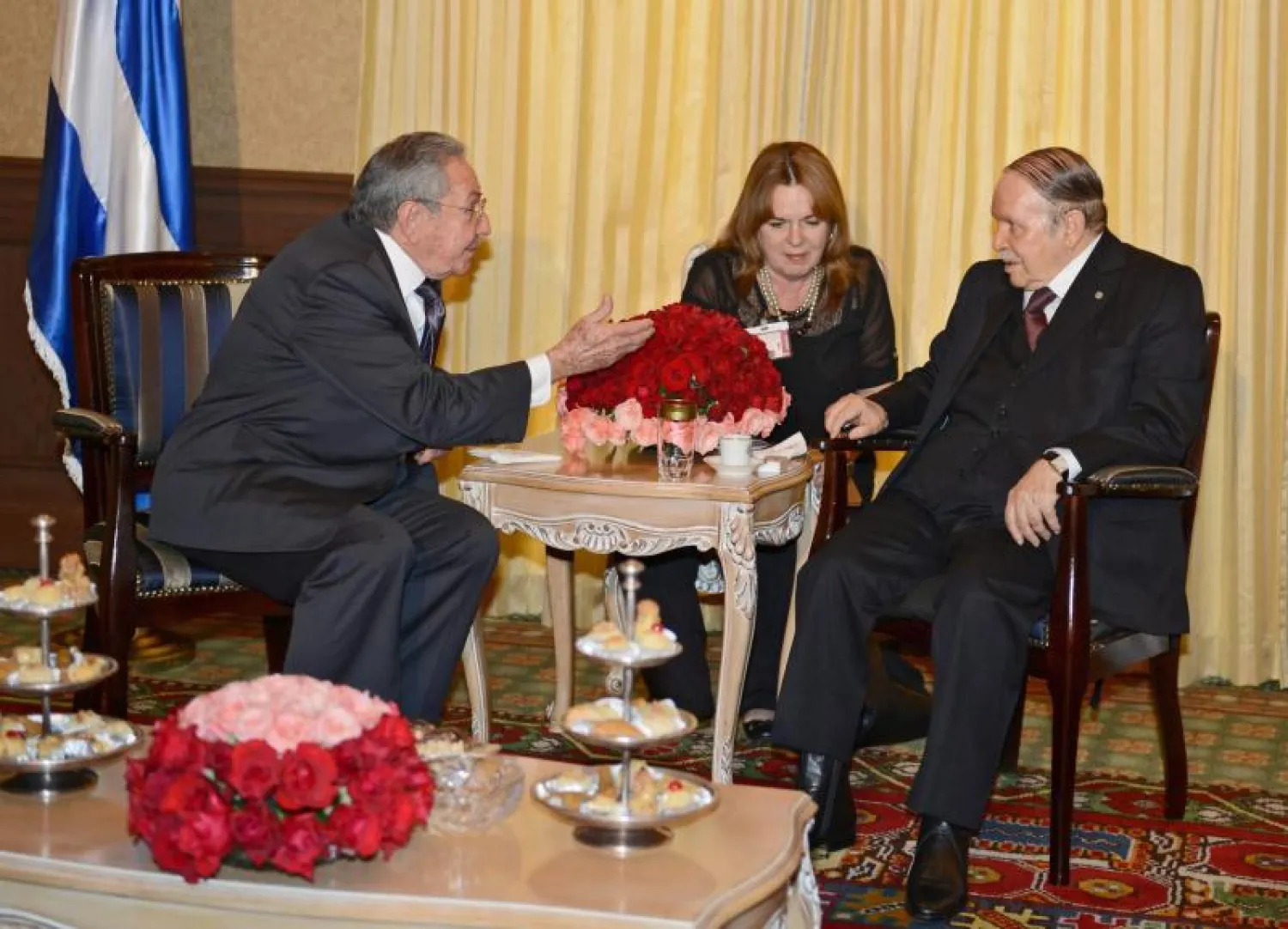 كاسترو يؤكد دعمه للسياسة الخارجية للجزائر بالمنقطة العربية