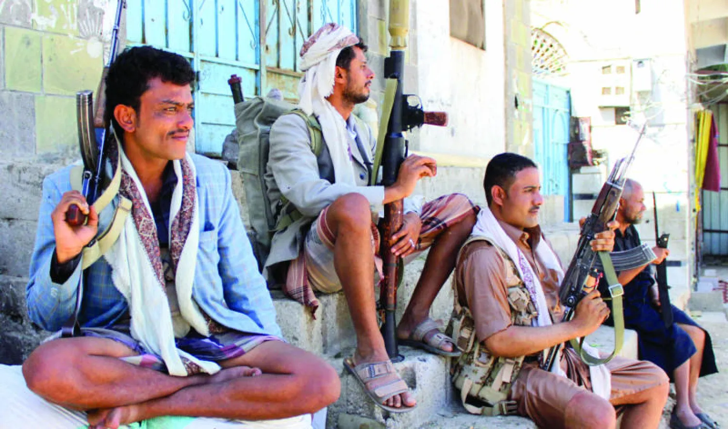 عناصر من المقاومة الموالية للرئيس اليمني هادي في حالة تأهب بعد اشتباكات مع الحوثيين في تعز أمس (أ.ف.ب)