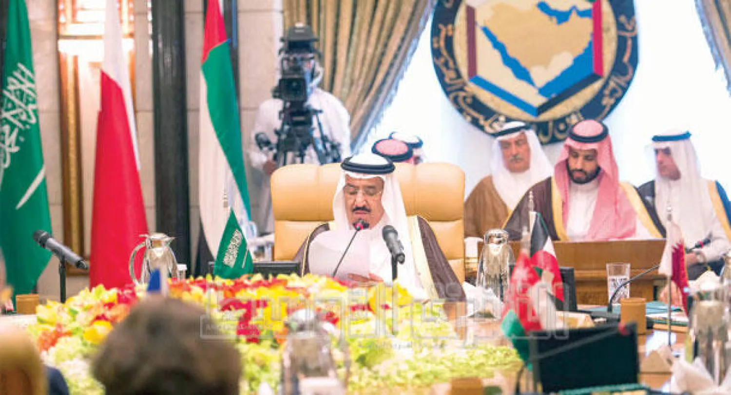 الملك سلمان بن عبد العزيز خلال القمة الخليجية التشاورية أمس (تصوير: بندر الجلعود)