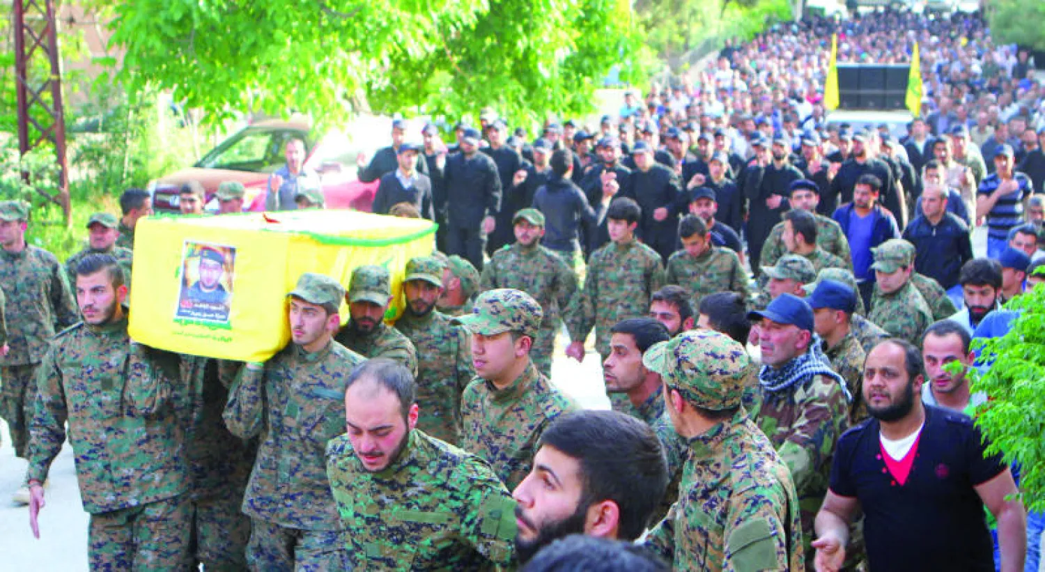 أعضاء من حزب الله اللبناني في مدينة بعلبك يحملون جثمان المقاتل حمزة زعيتر الذي قتل أول من أمس في مناوشات على الحدود اللبنانية - السورية (رويترز)