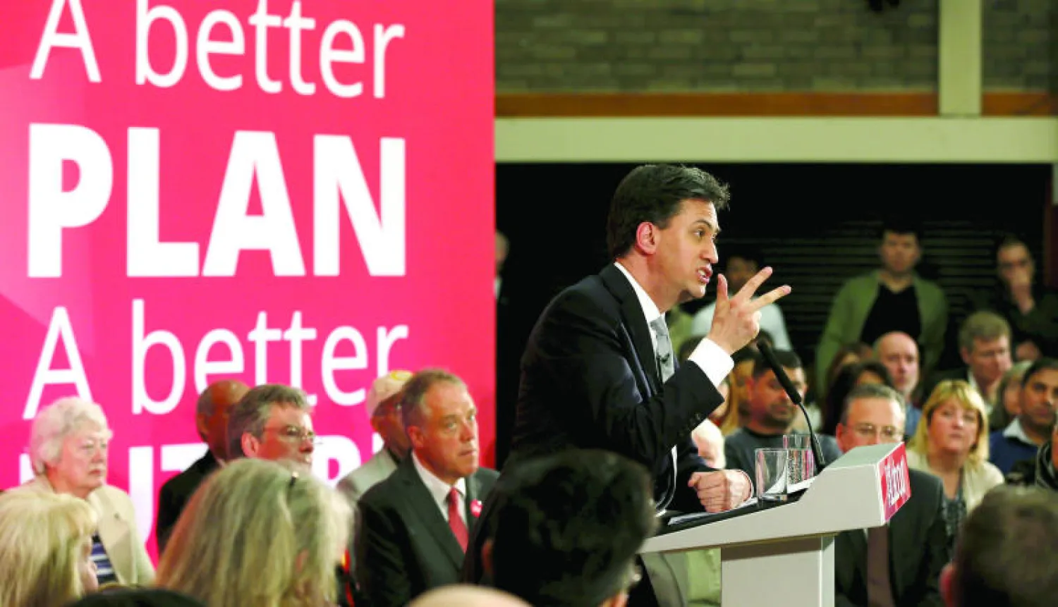 ميليباند يتحدث خلال تجمع انتخابي في منطقة بدفورد بوسط إنجلترا أمس (رويترز)