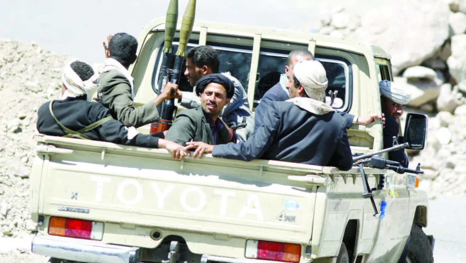 مقاتلون من المقاومة الشعبية يتوجهون نحو تعز أمس (رويترز)