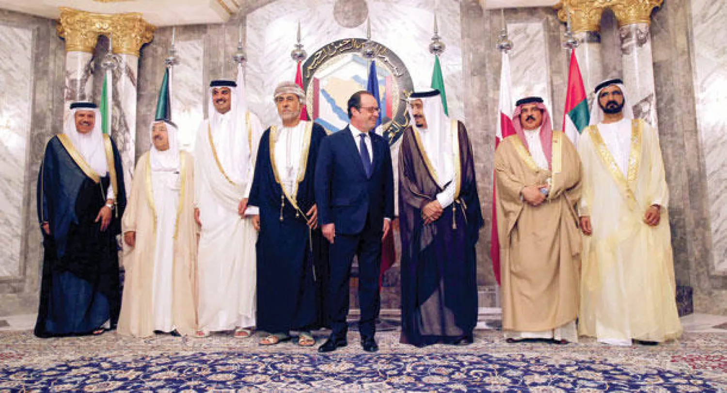 صورة جماعية لقادة دول مجلس التعاون الخليجي قبيل افتتاح القمة الخليجية الـ15 في الرياض، أمس، بحضور الرئيس الفرنسي (أ.ف.ب)