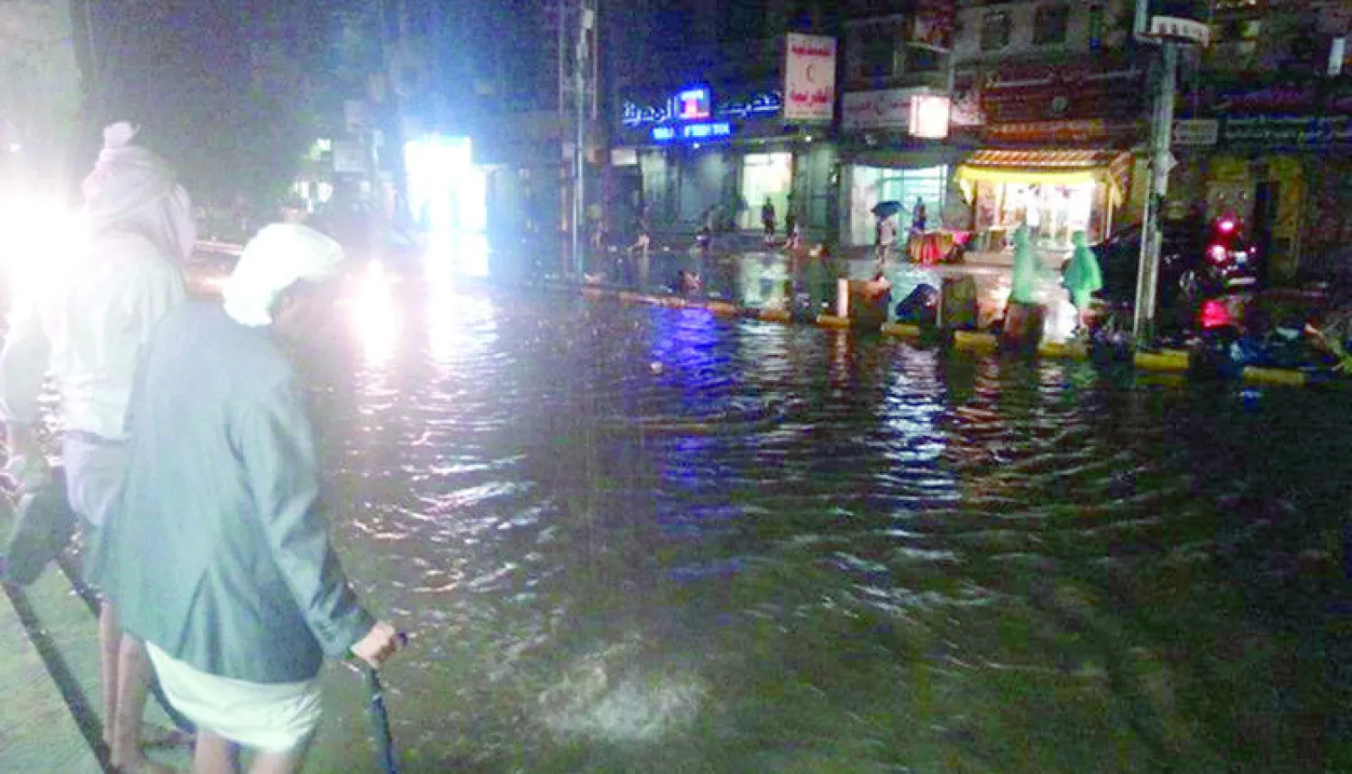 الأمطار الغزيرة غمرت معظم شوارع العاصمة اليمنية بالمياه