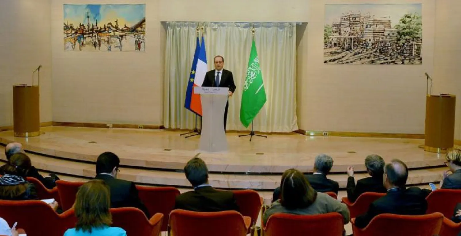 الرئيس الفرنسي خلال المؤتمر الصحافي قبل مغادرته الرياض (واس)