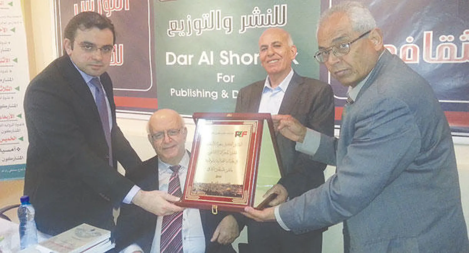 الشاعر سعود الأسدي (يمين الصورة) في حفل تكريمه