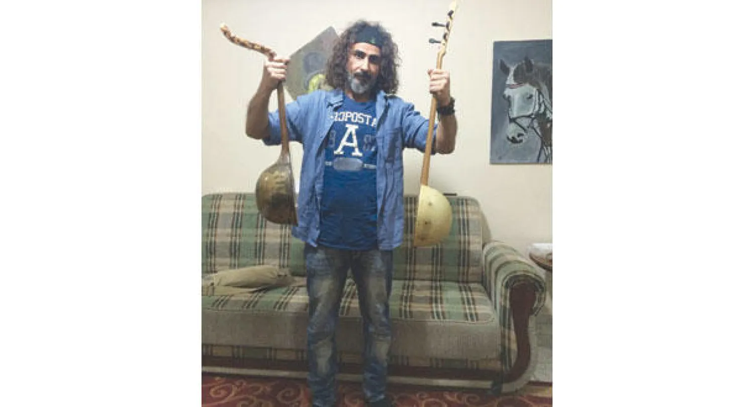 الفنان وسام الفراتي مع آلاته