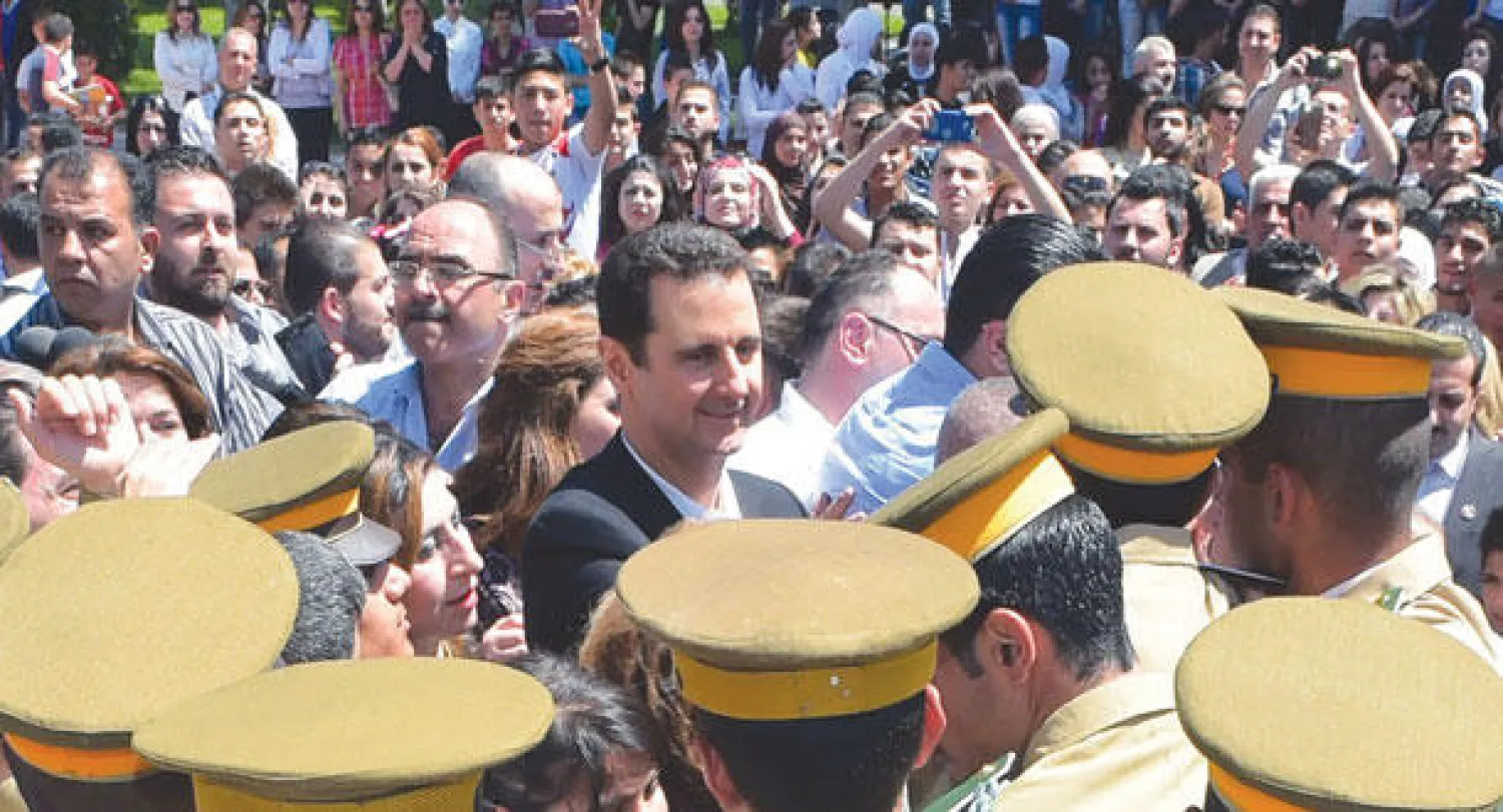 الرئيس بشار الأسد في ظهور نادر داخل دمشق أمس ودون تحديد المكان بعد تردد شائعات عن اغتياله (رويترز عبر وكالة سانا)