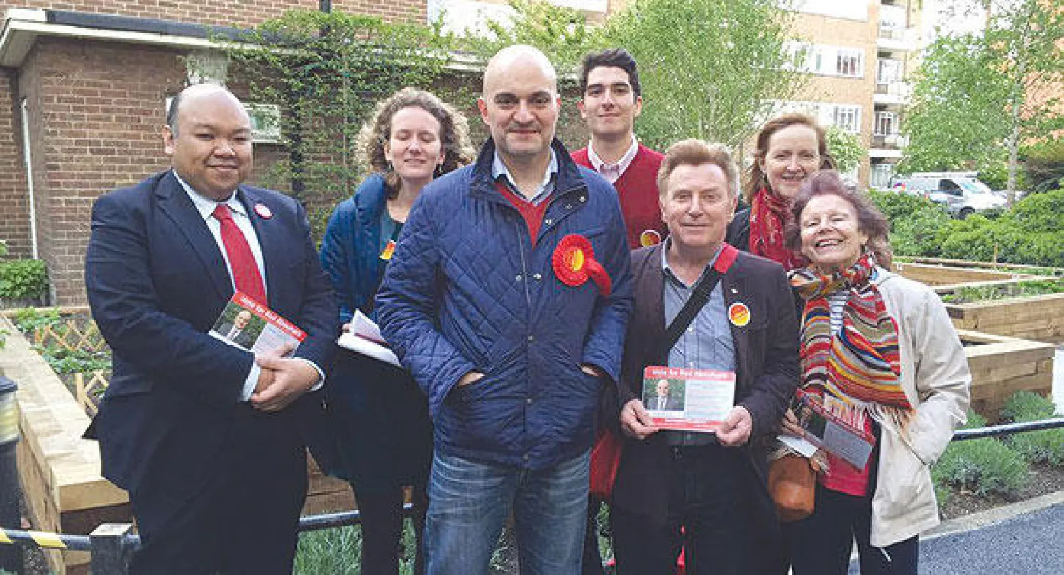 يذكر أن أبو حرب ولد في مدينة كارديف عاصمة إقليم ويلز، وأمضى السنوات الخمس الأولى من حياته في سوريا، لكنه غادرها وعاد إلى ويلز مع والدته وشقيقه.