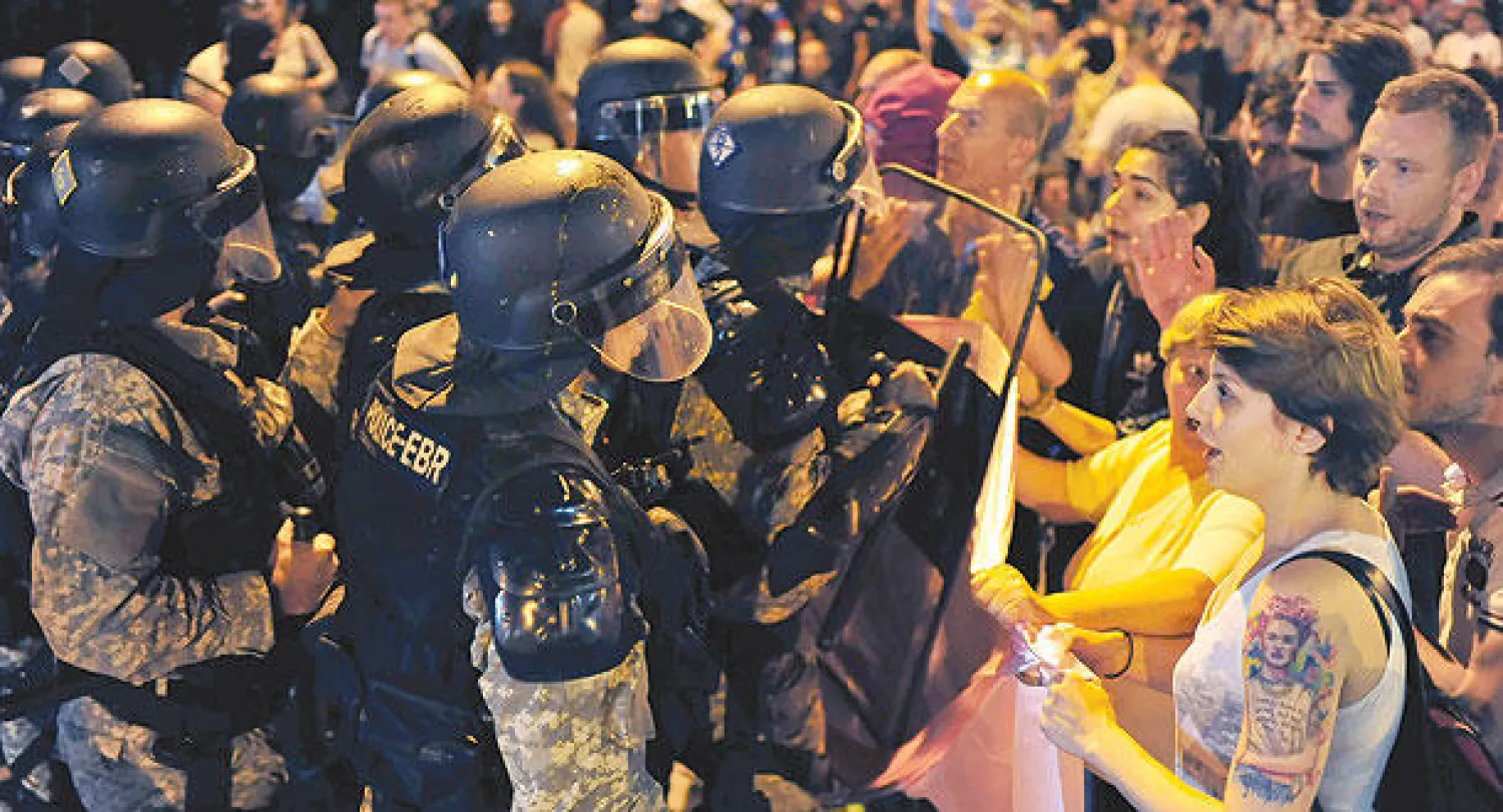 محتجون يتظاهرون في عاصمة مقدونيا لمطالبة الحكومة بالاستقالة