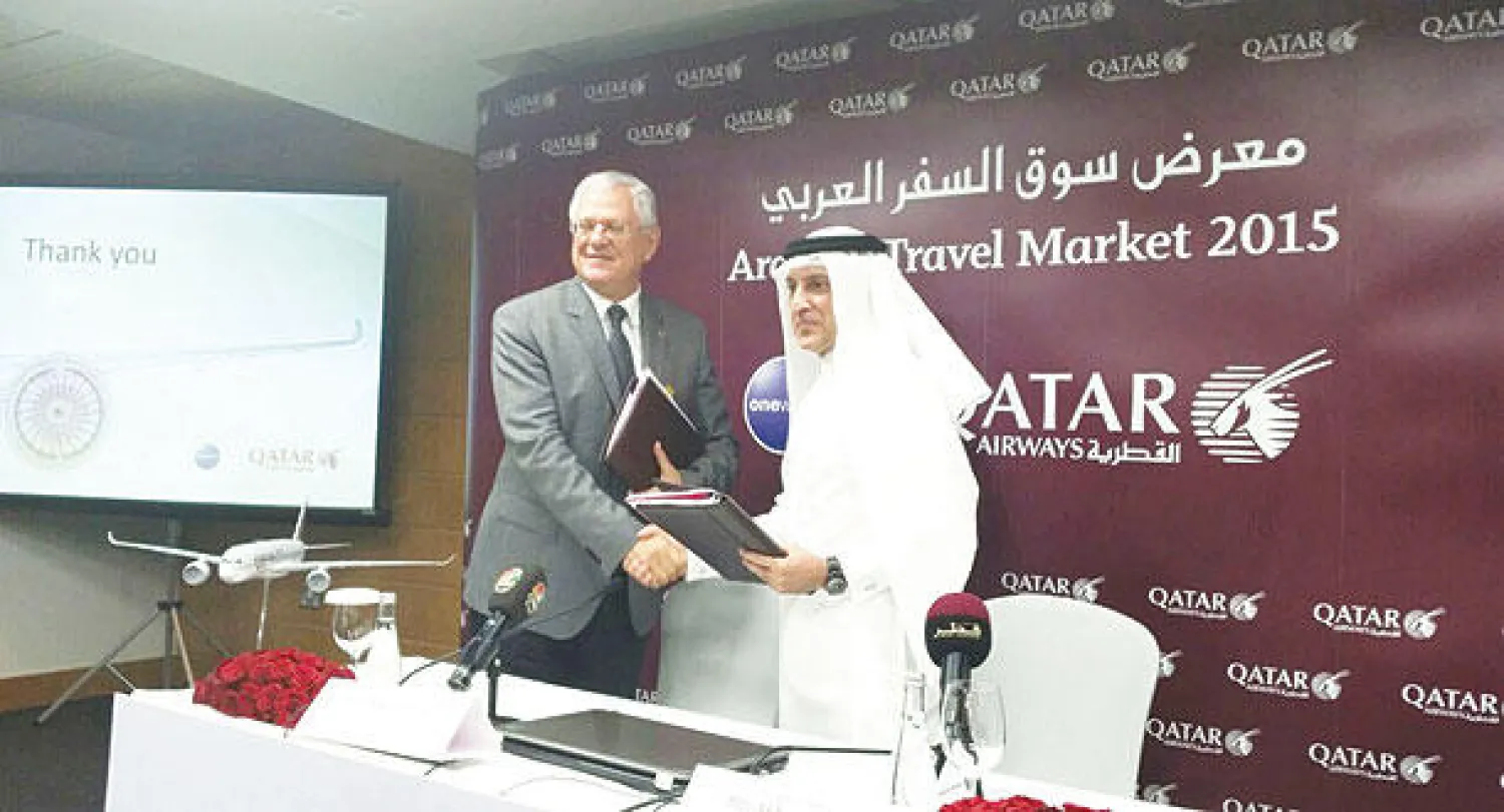 إدريس بنهيمة الرئيس المدير العام للخطوط الملكية المغربية وأكبر الباكر الرئيس التنفيذي لمجموعة الخطوط الجوية القطرية لدى توقيعهما الاتفاقية بين الشركتين في دبي («الشرق الأوسط»)