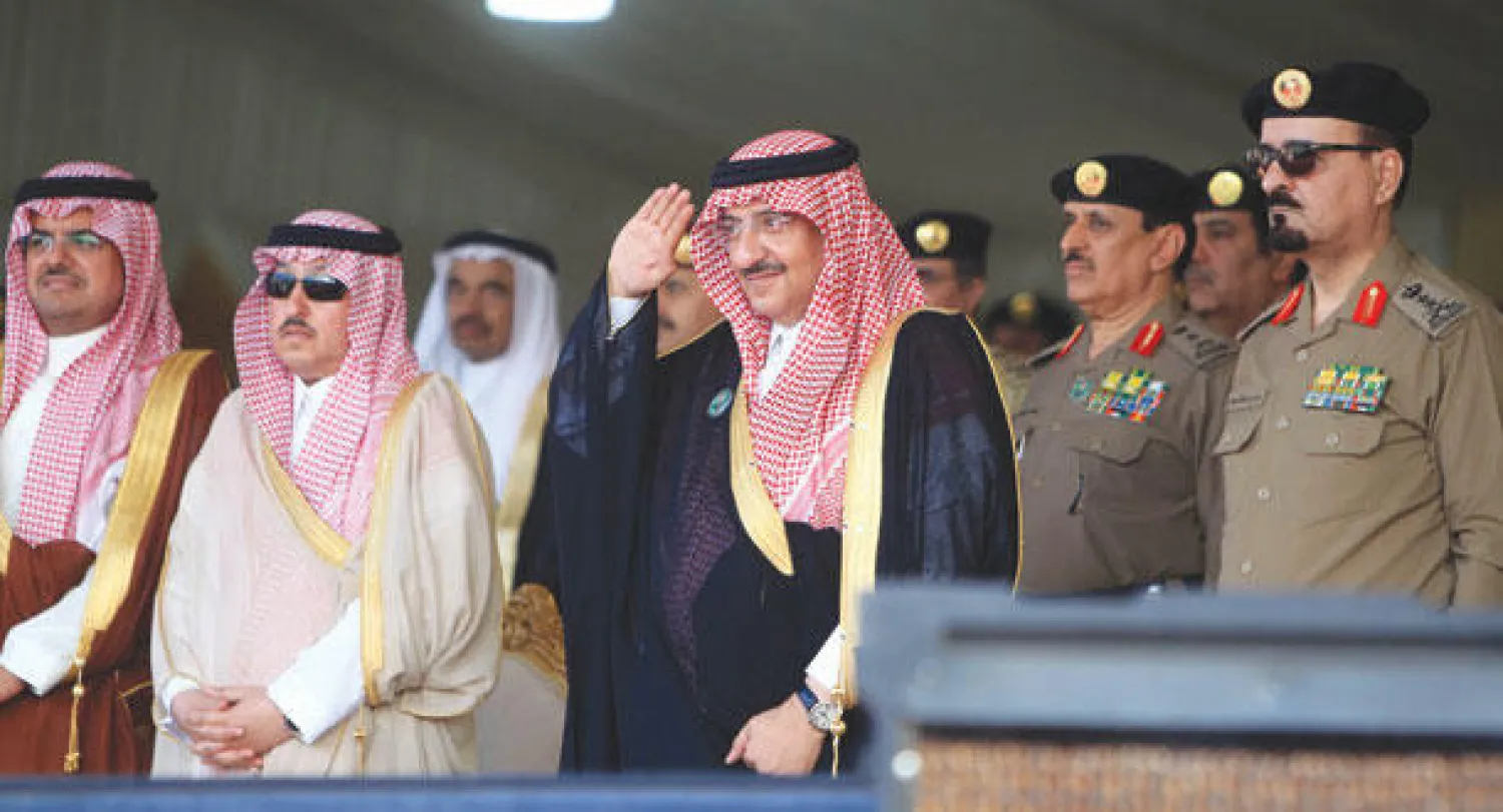 الأمير محمد بن نايف يؤدي التحية لجنود قوات الطوارئ الخاصة حيث رعى التمرين المشترك «صولة الحق 7» أمس (تصوير: خالد الخميس)