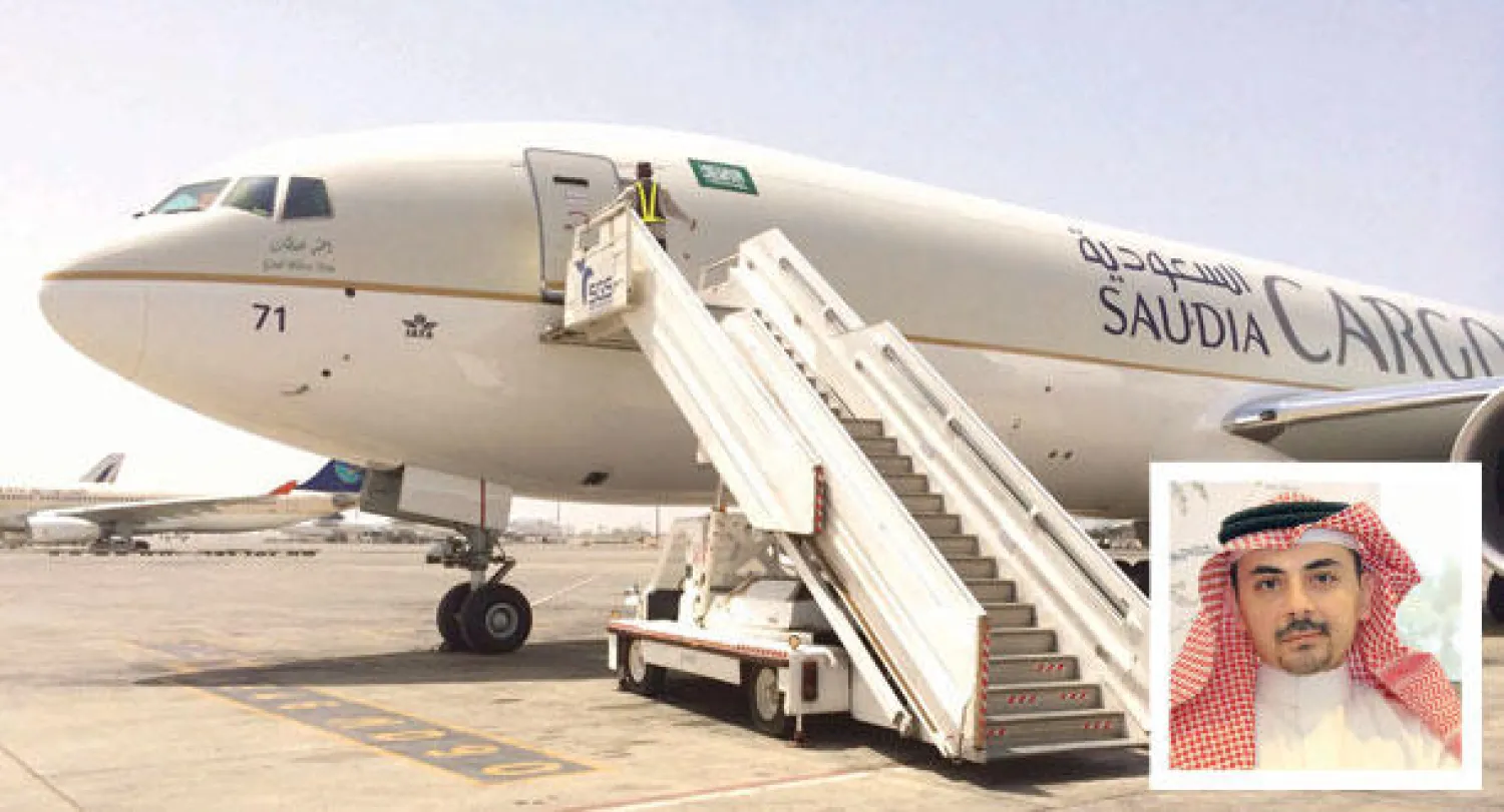 إحدى طائرات أسطول الشحن الجوي التابعة للخطوط السعودية.. وفي الإطار نبيل خوجة الرئيس التنفيذي للشركة («الشرق الأوسط»)