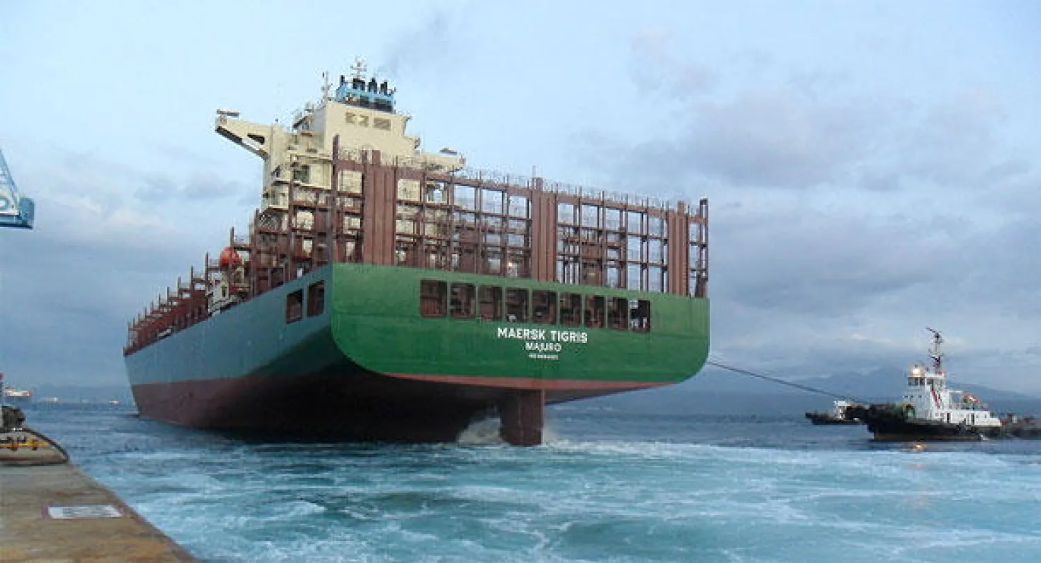 إيران تطلق سراح أفراد طاقم سفينة الشحن المحتجزة لديها