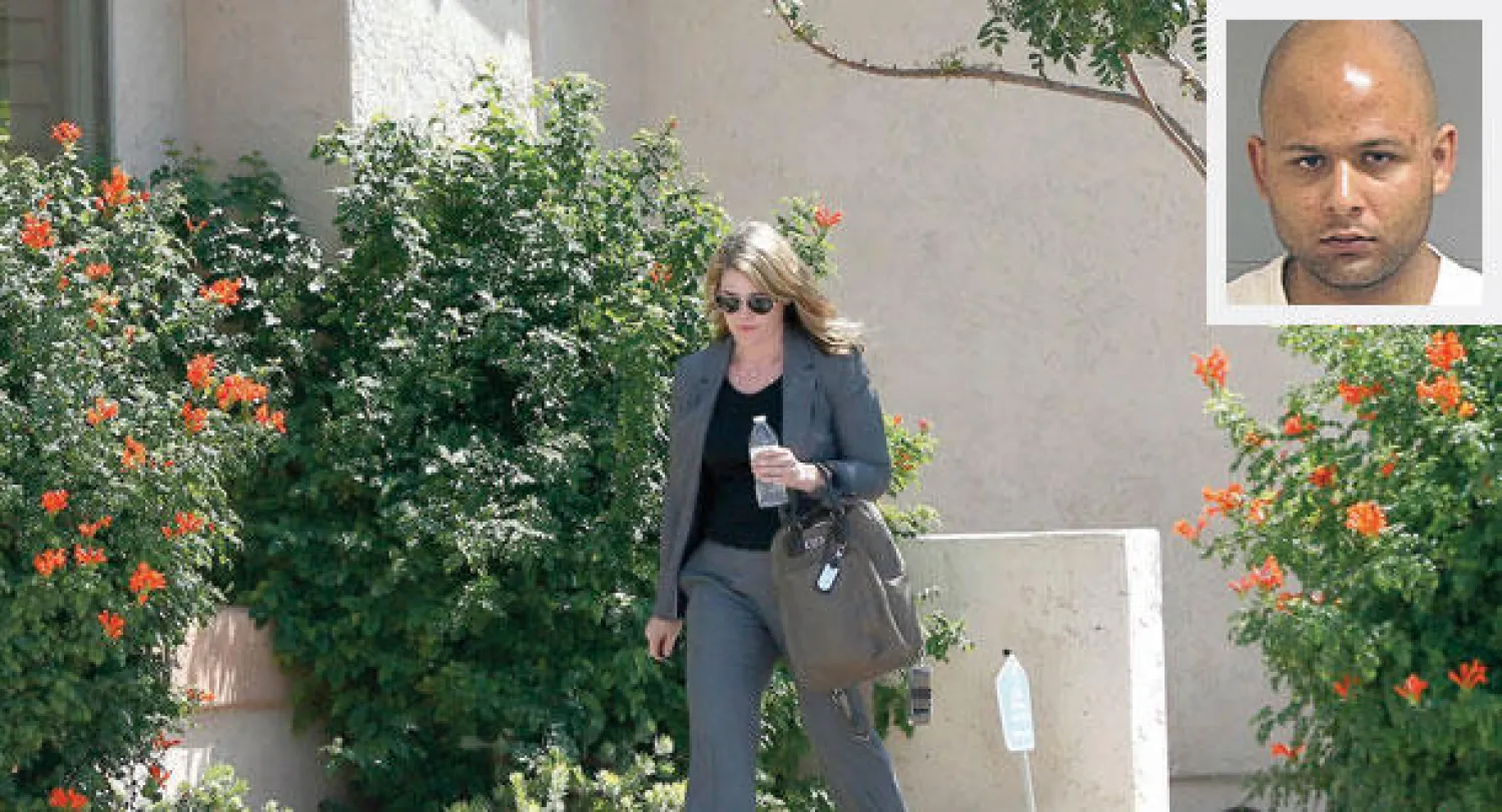 المدعية الأميركية آن تشابمان تغادر منزل إلتون سيمبسون أحد المتورطين في الهجوم على معرض الرسوم المسيئة للنبي (صلى الله عليه وسلم) في تكساس الذي لقي حتفه بعد تبادله إطلاق النار مع رجال الشرطة الأحد الماضي.. وفي الإطار نادر صوفي المتهم الآخر (أ.ب)