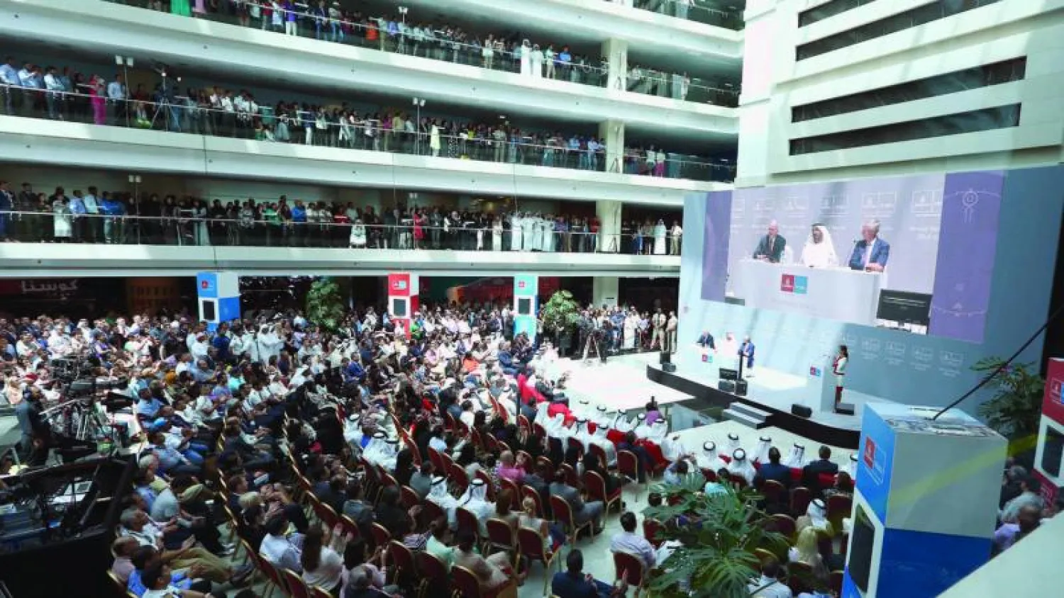 «طيران الإمارات» أطلقت خدمات جديدة إلى 5 محطات ووسعت الطاقة إلى 34 محطة عبر شبكة خطوطها العالمية خلال السنة المالية 2014/ 2015