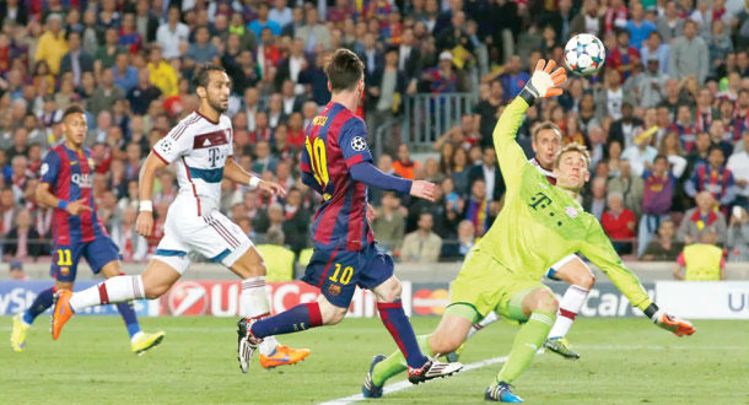 ميسي يسقط الكرة من فوق الحارس نوير محرزًا ثاني أهداف برشلونة في البايرن (رويترز)