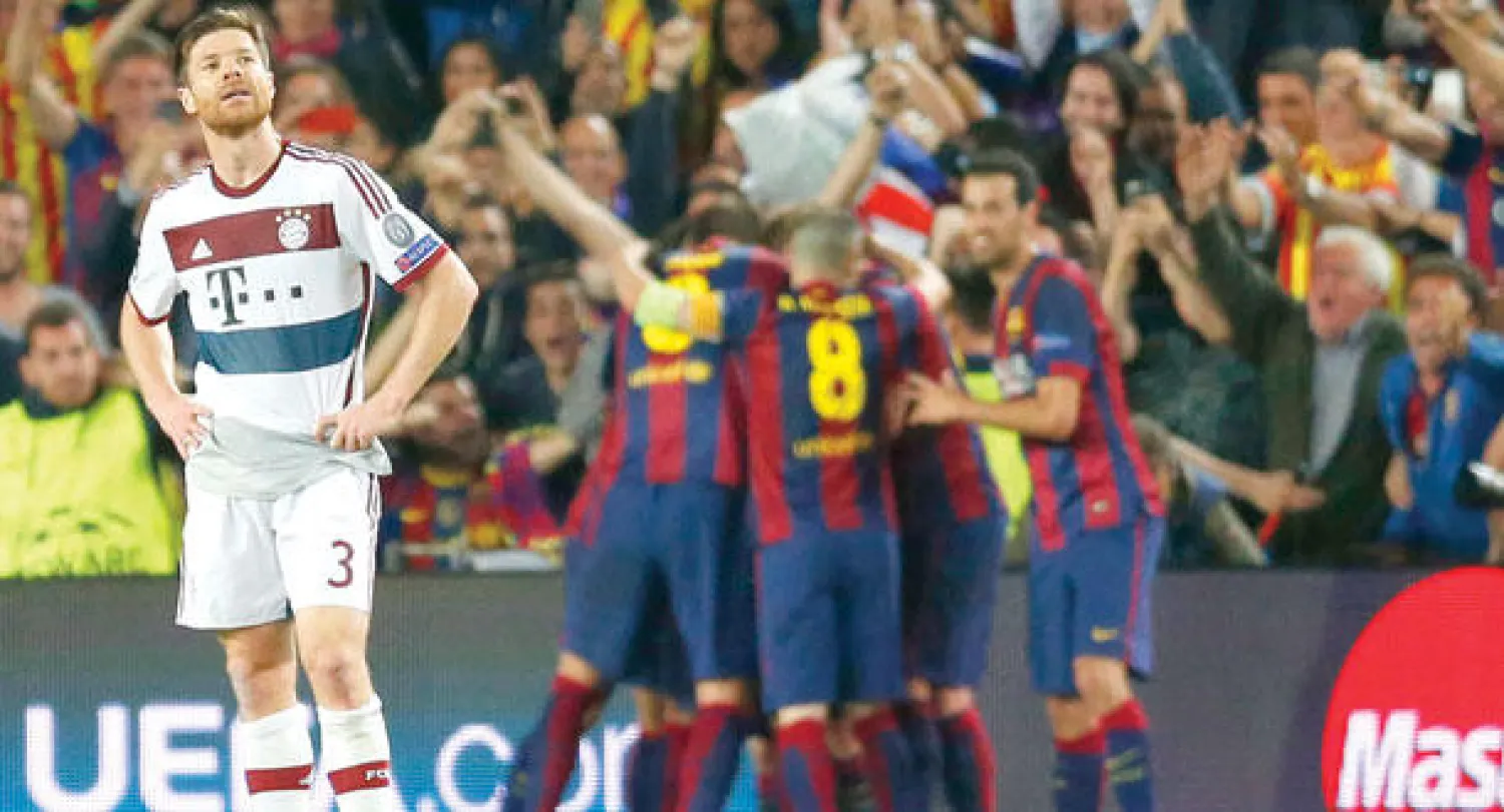 أفراح برشلونة وأتراح تشافي الونسو لاعب البايرن بحسرة الهزيمة (أ.ب)