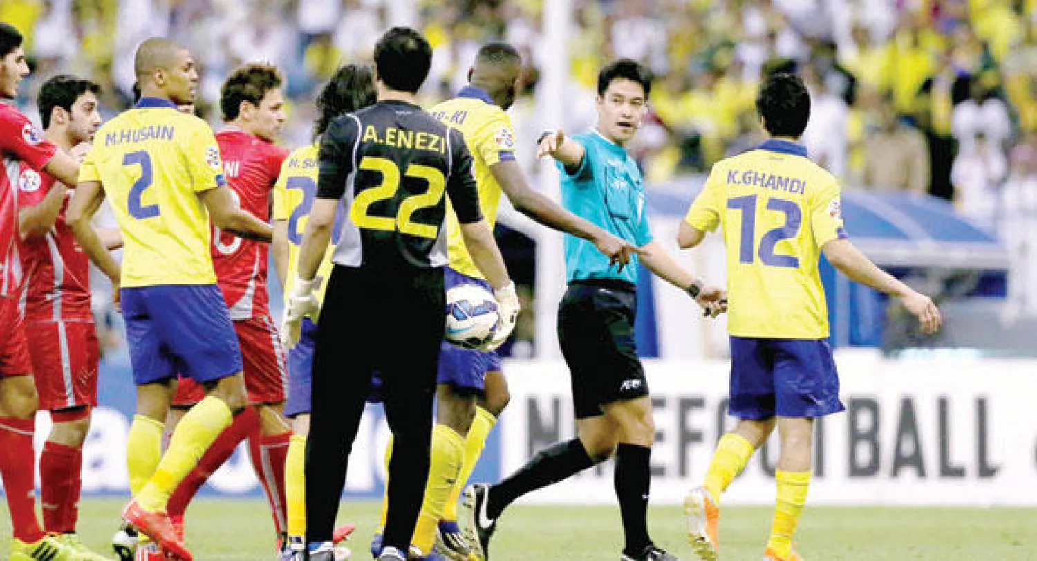 أحداث مؤسفة شهدتها مباراة النصر ولخويا القطري (تصوير: علي العريفي)