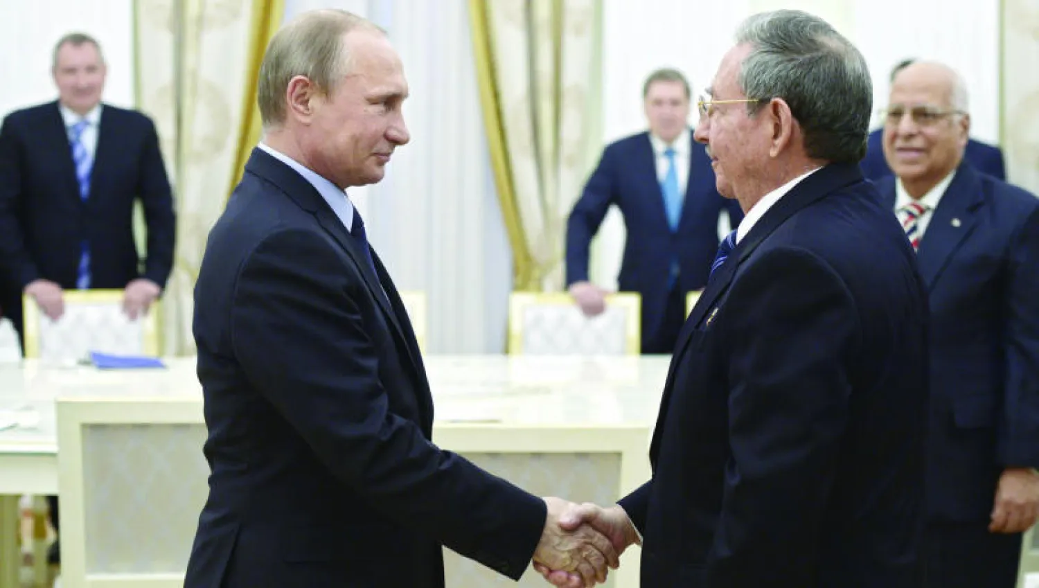 الرئيس الروسي فلاديمير بوتين يرحب بنظيره الكوبي راؤول كاسترو في موسكو (رويترز)