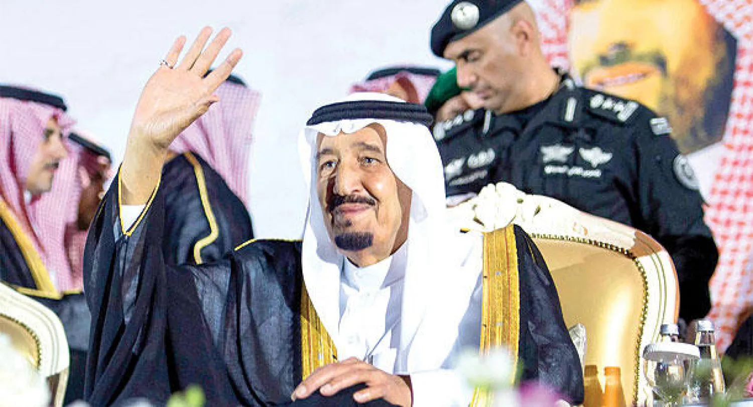 الملك سلمان يحيي الجماهير التي حضرت الحفل الذي أقامه أهالي منطقة الرياض احتفاءً بتوليه مقاليد الحكم في البلاد أمس (واس) 