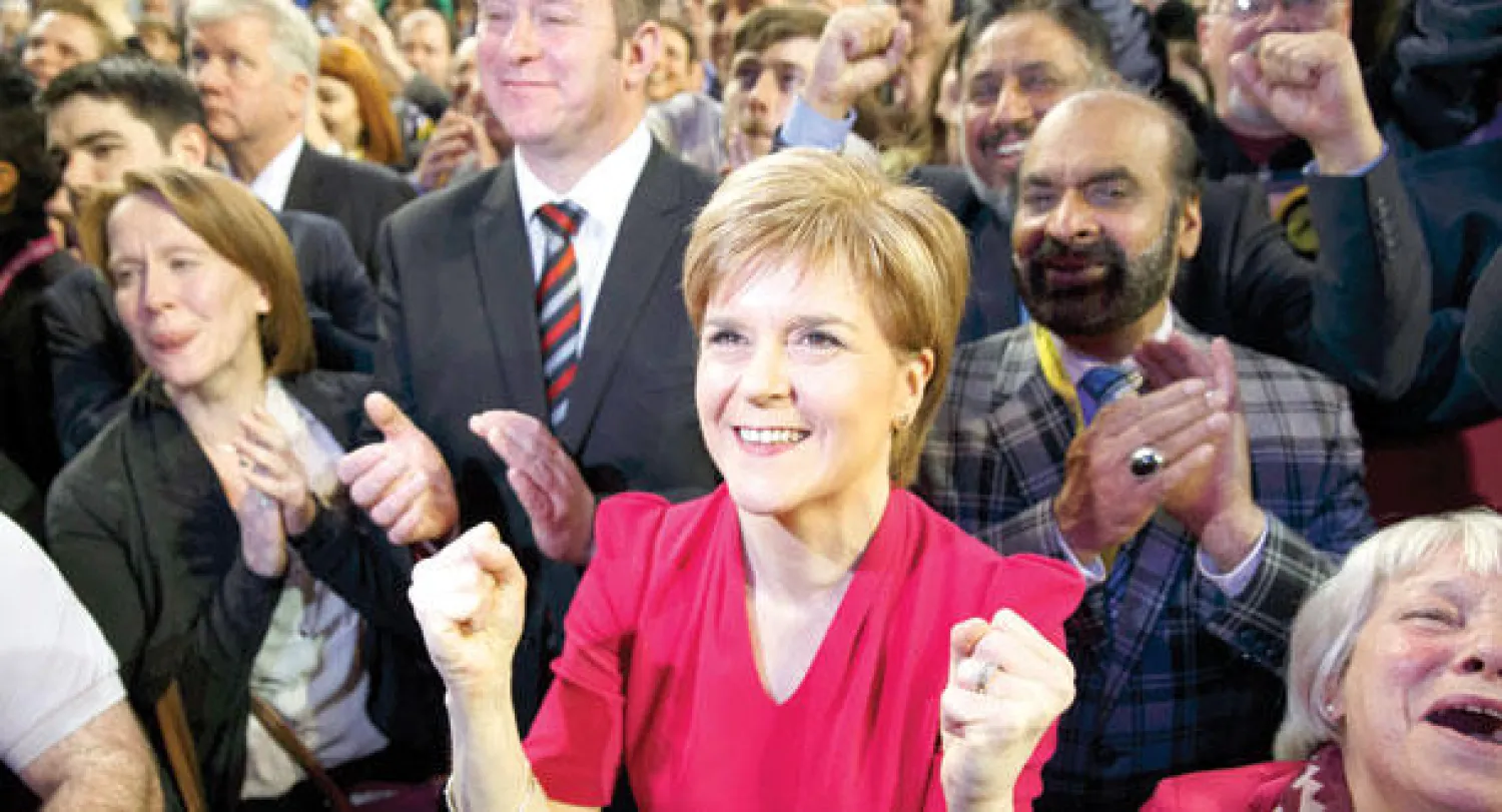 زعيمة الحزب القومي الاسكوتلندي ستورجن تحتفل مع أنصارها في غلاسكو الليلة قبل الماضية (إ.ب.أ)