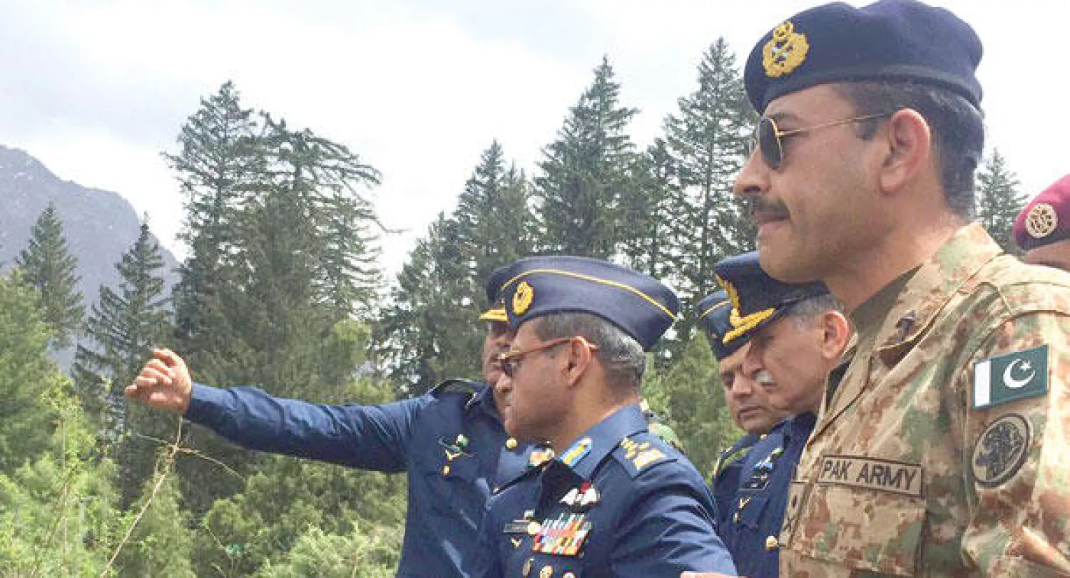 رئيس أركان القوات الجوية الباكستانية سهيل آمان يعاين موقع تحطم الهليكوبتر التي كانت تقل دبلوماسيين أجانب أمس (إ.ب.أ)