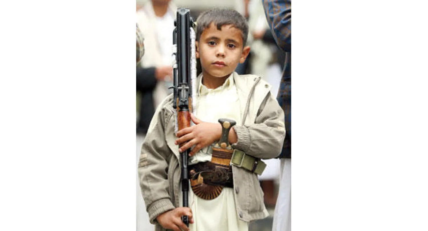 طفل حوثي يحمل سلاحا في صنعاء أمس (أ.ف.ب)