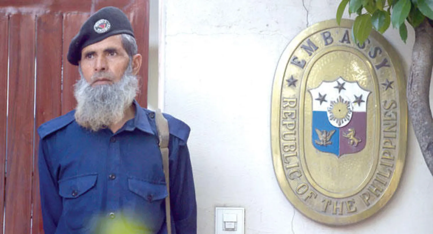 حارس باكستاني أثناء دورية أمام السفارة الفلبينية في إسلام أباد (أ.ف.ب)