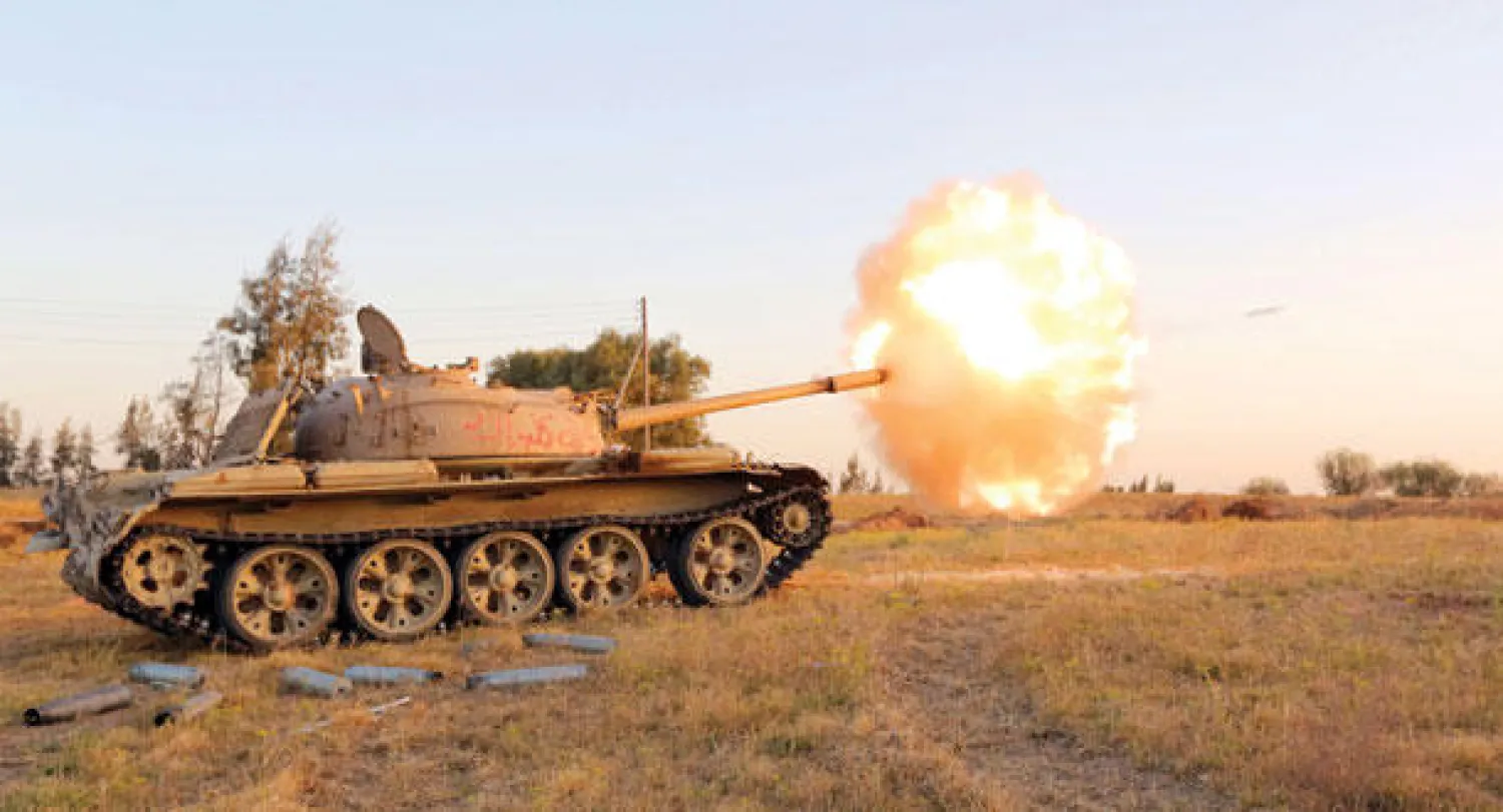 دبابة تابعة لميليشيات {فجر ليبيا} أثناء المواجهات مع القوات الحكومية في مدينة صبراتة  (أ.ف.ب)