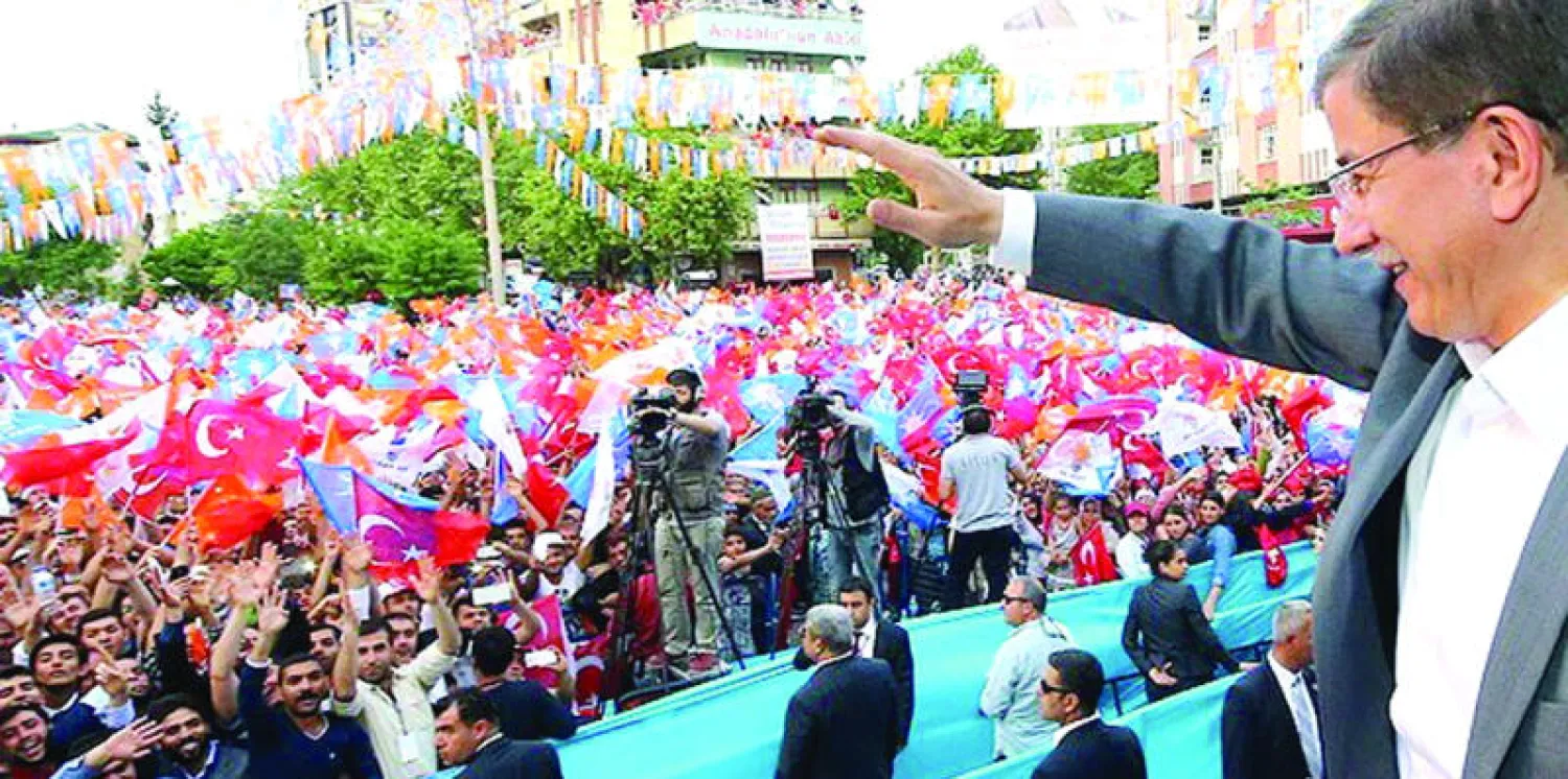 رئيس الحكومة التركية داود أوغلو خلال إلقائه كلمته أمام حشد من أنصاره في ولاية «أديامان» وسط تركيا (الأناضول)