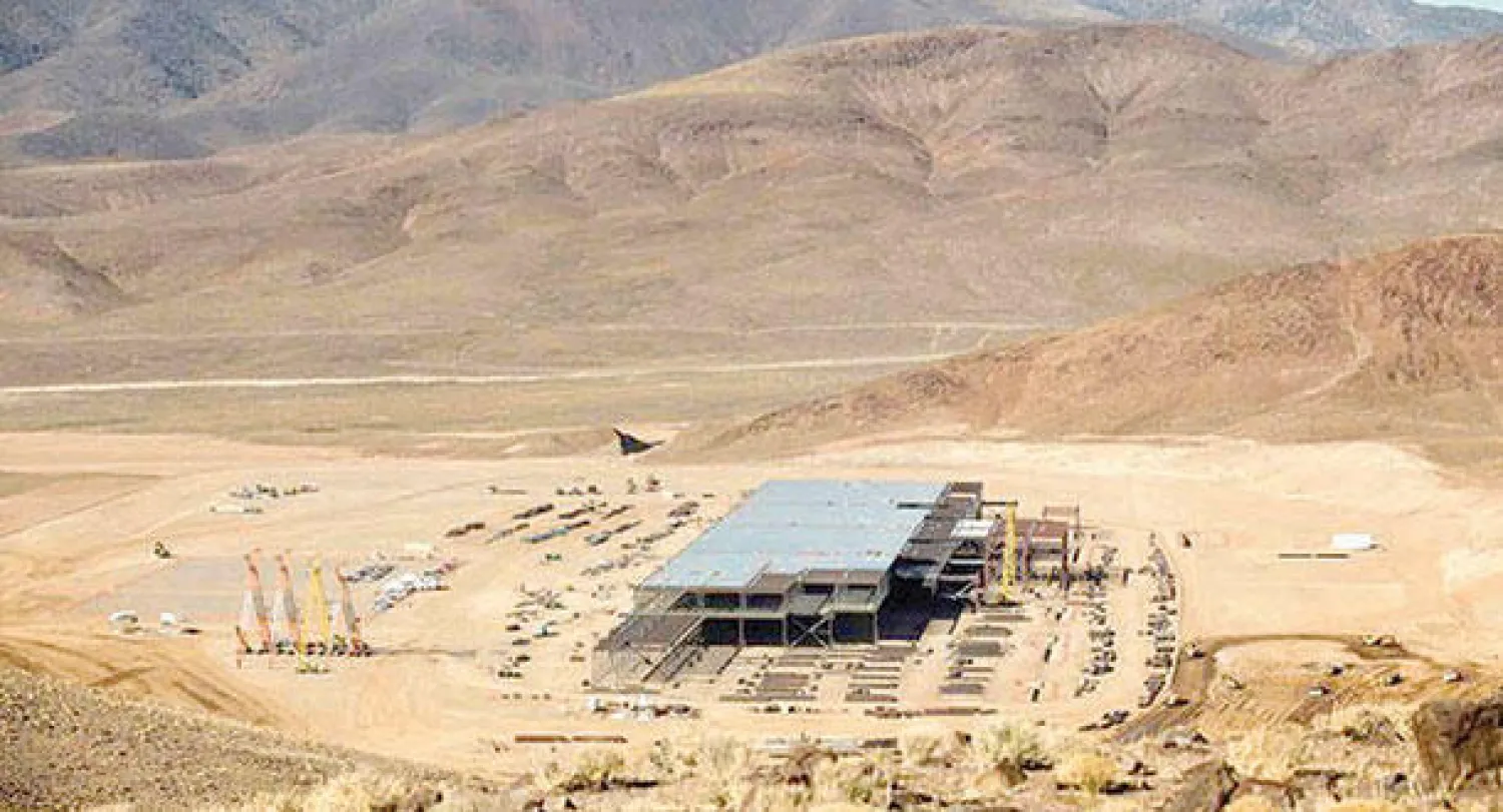 مصنع «غيغا فاكتوري» لإنتاج البطاريات التابع لـ«تسلا» وهو قيد الإنشاء في ولاية نيفادا الأميركية بتكلفة نحو 5 مليارات دولار (نيويورك تايمز)