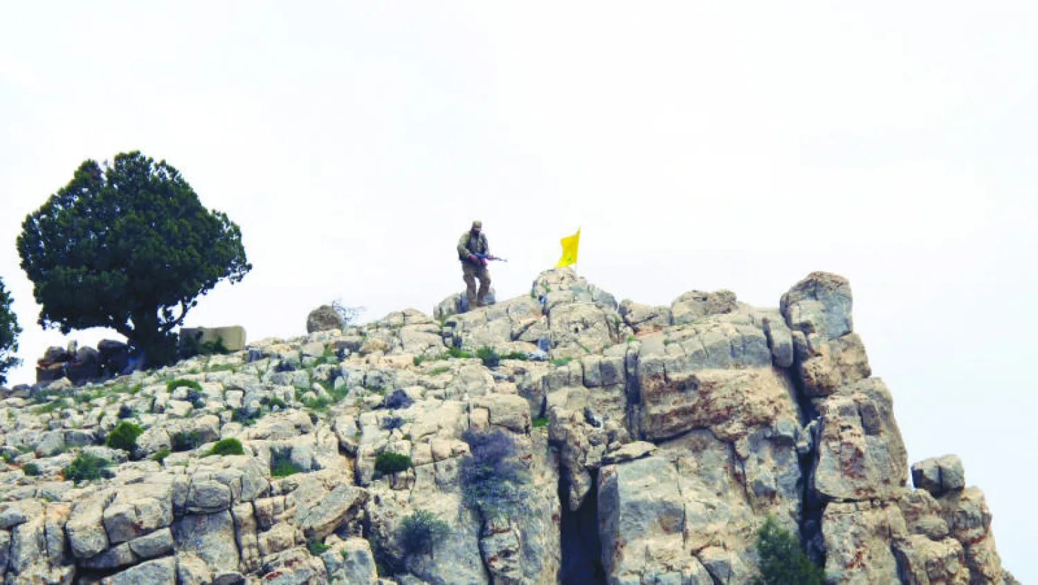 مقاتل من حزب الله يقف على تلة تابعة لعسال الورد في القلمون السوري التي سيطر عليها الحزب السبت الماضي (أ.ب)