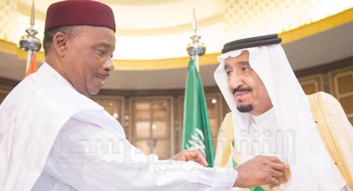 رئيس النيجر يقلد خادم الحرمين الشريفين وسام الاستحقاق الوطني الذي يعد أحد أرفع الأوسمة في بلاده (تصوير: بندر الجلعود)