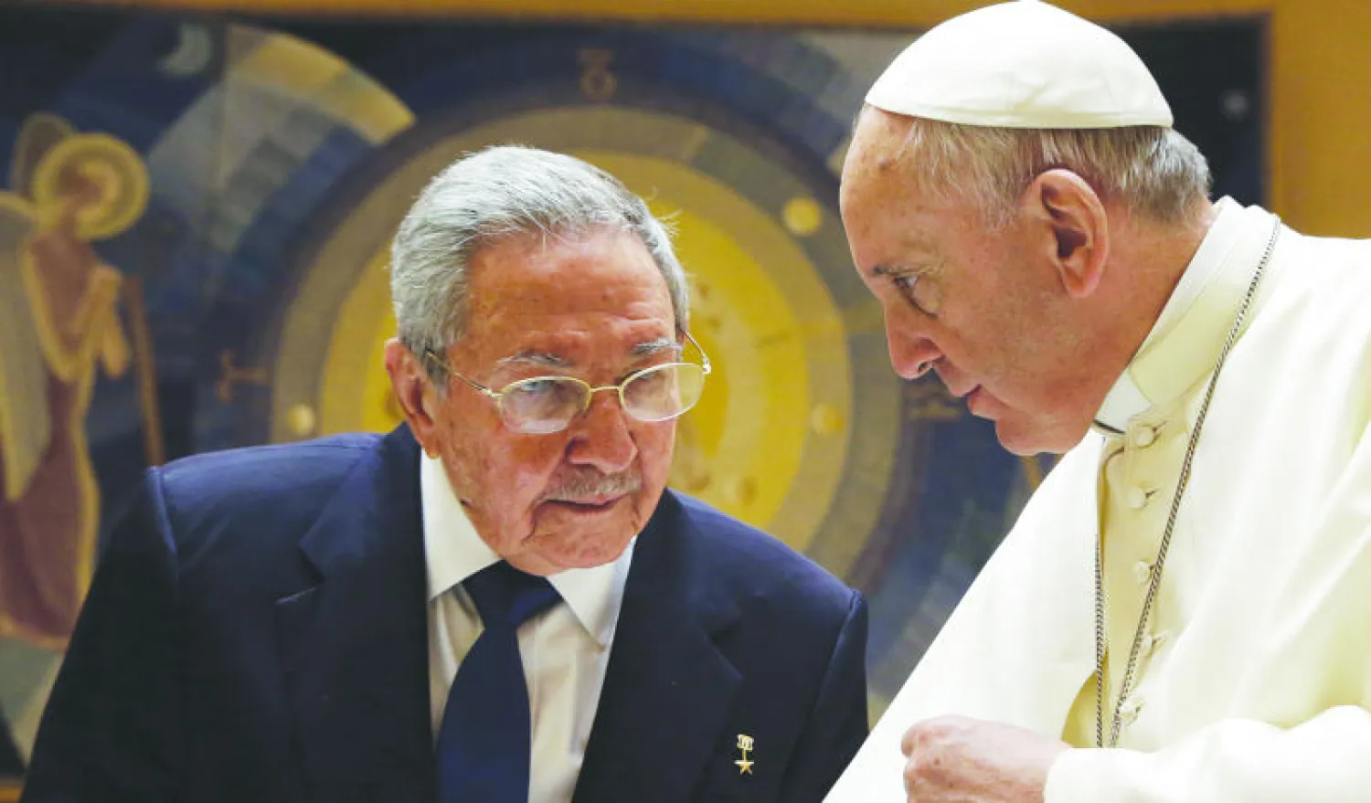 البابا فرنسيس مع الرئيس الكوبي في الفاتيكان أمس (أ.ف.ب)