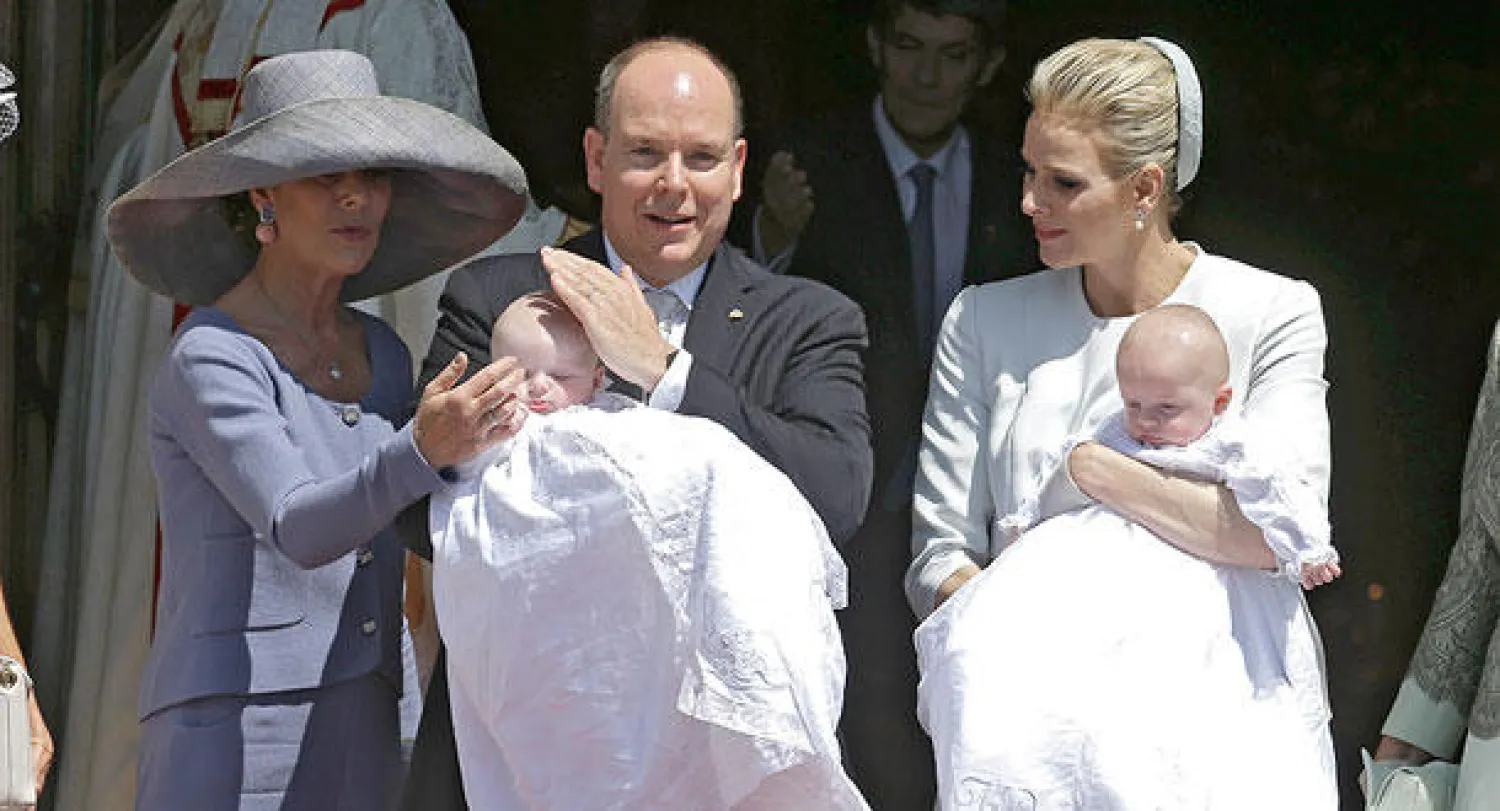 أمير موناكو ألبرت الثاني وزوجته الأميرة تشارلين مع الطفلين وشقيقة الأمير كارولاين (أ.ب)