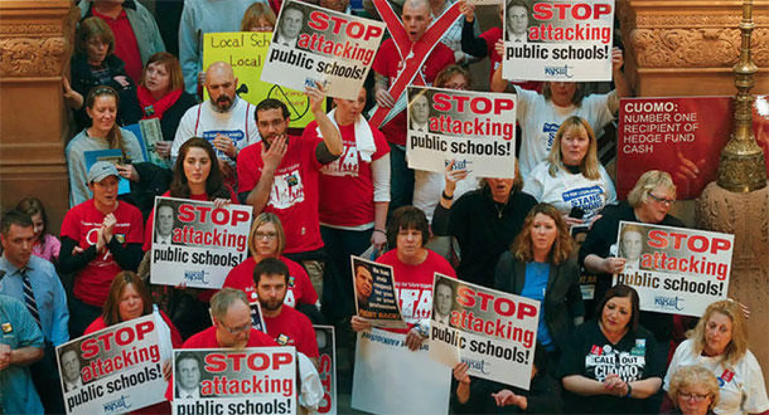 جانب من مظاهرة في محيط الكونغرس الأميركي ضد تطبيق «الاختبارات الموحدة» (نيويورك تايمز)