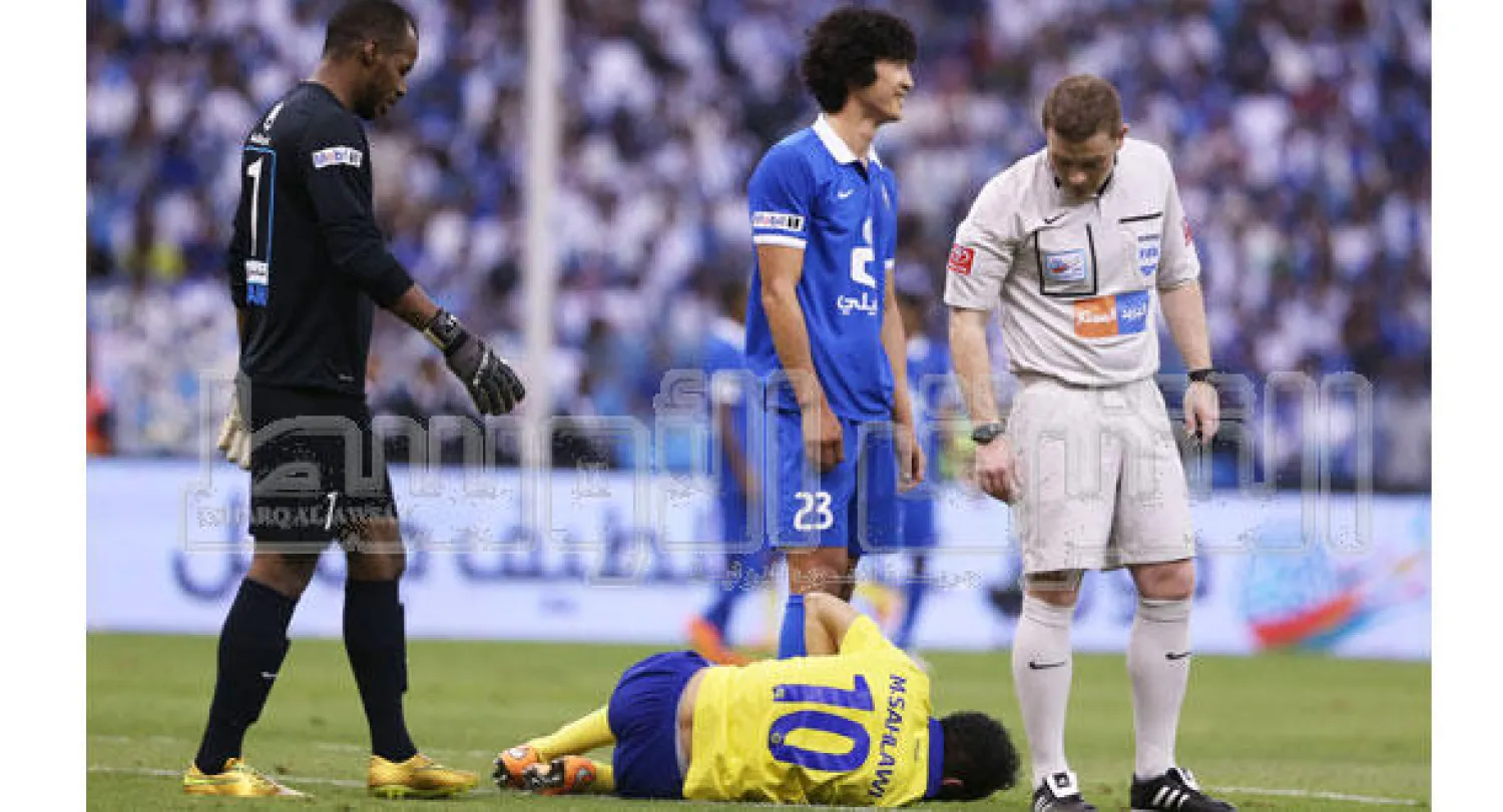 الهلاليون احتجوا كثيرا على حكم المباراة الاسكوتلندي (تصوير: سعد العنزي)