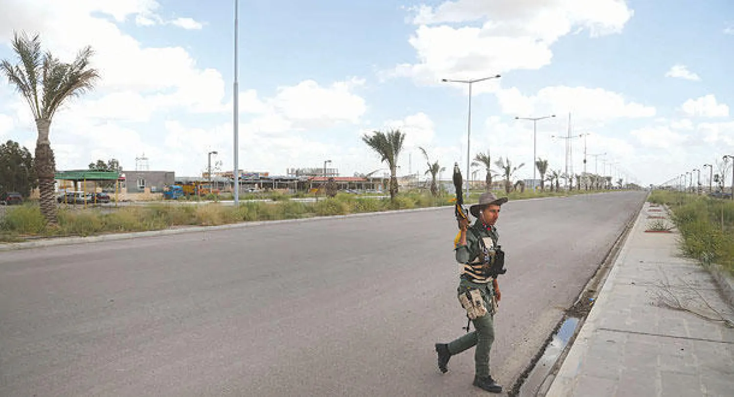 عنصر من الحشد الشعبي في أحد شوارع تكريت بعد تحريرها من «داعش» (أ.ب)