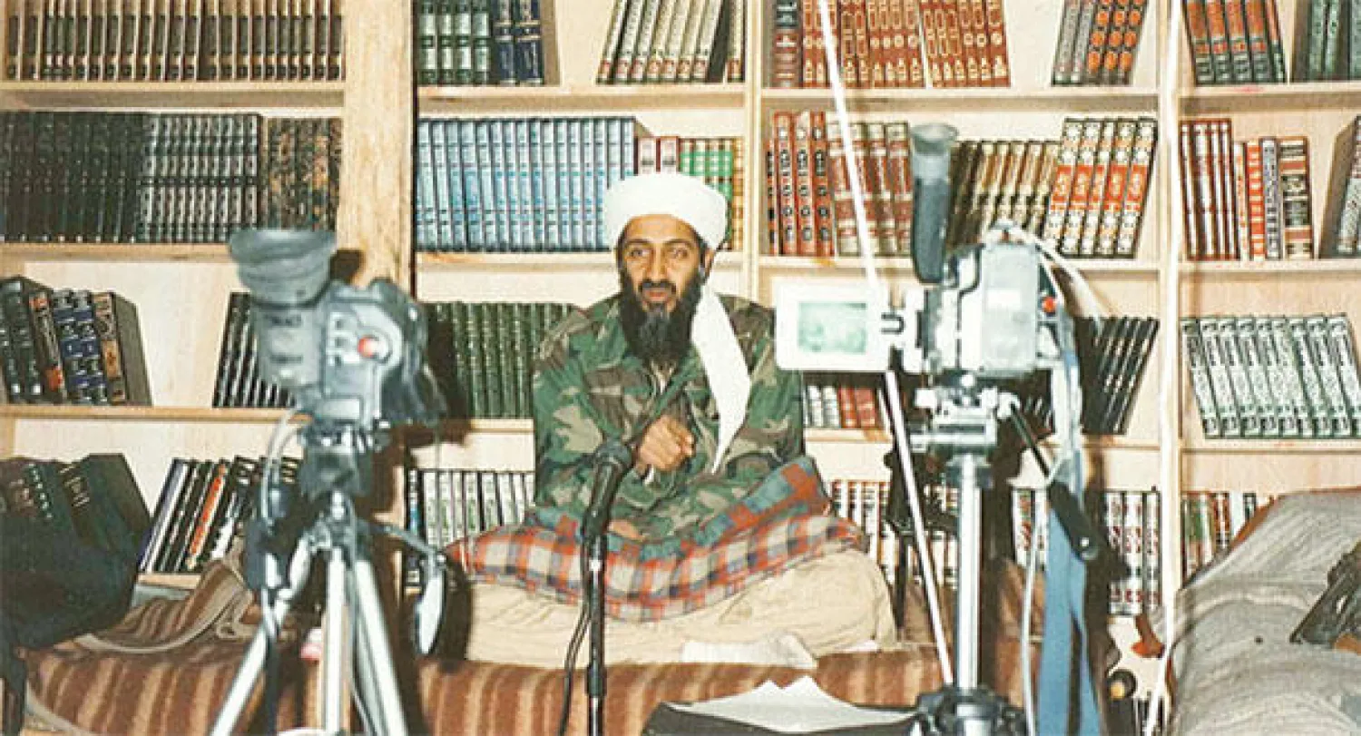 إحدى صور بن لادن من مخبئه في أبوت آباد قبل مداهمته في مايو 2011 أثناء تسجيل أحد أشرطته التحريضية («الشرق الأوسط»)