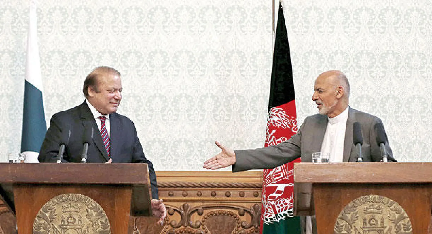 الرئيس الأفغاني أشرف غني (يمين) خلال المؤتمر الصحافي مع نواز شريف رئيس الوزراء الباكستاني في العاصمة الأفغانية كابل أمس (رويترز)