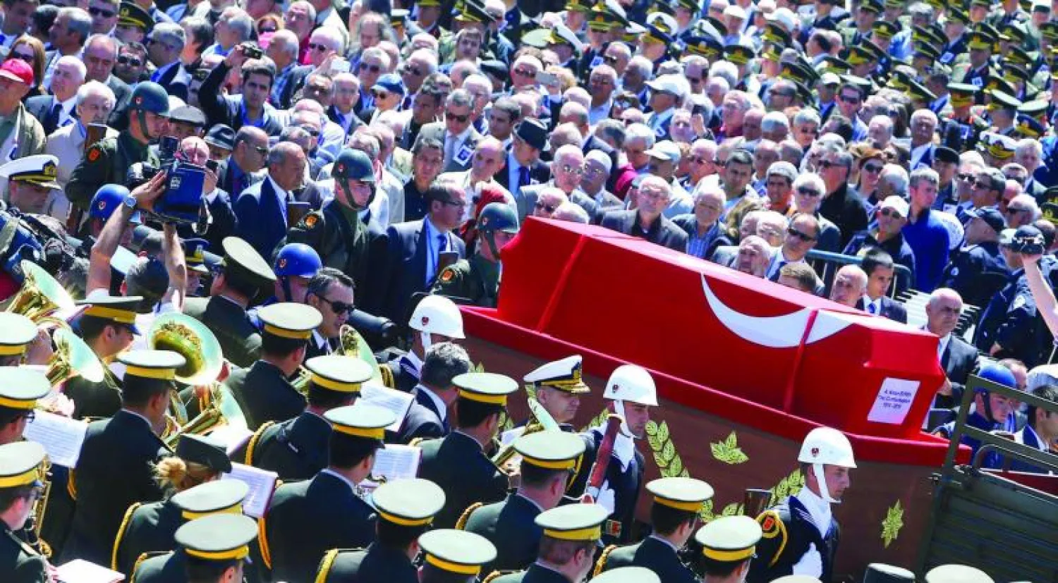 جانب من جنازة قائد انقلاب 1980 كنعان إيفرين التي نظمها الجيش التركي في أنقرة أمس (أ.ف.ب)