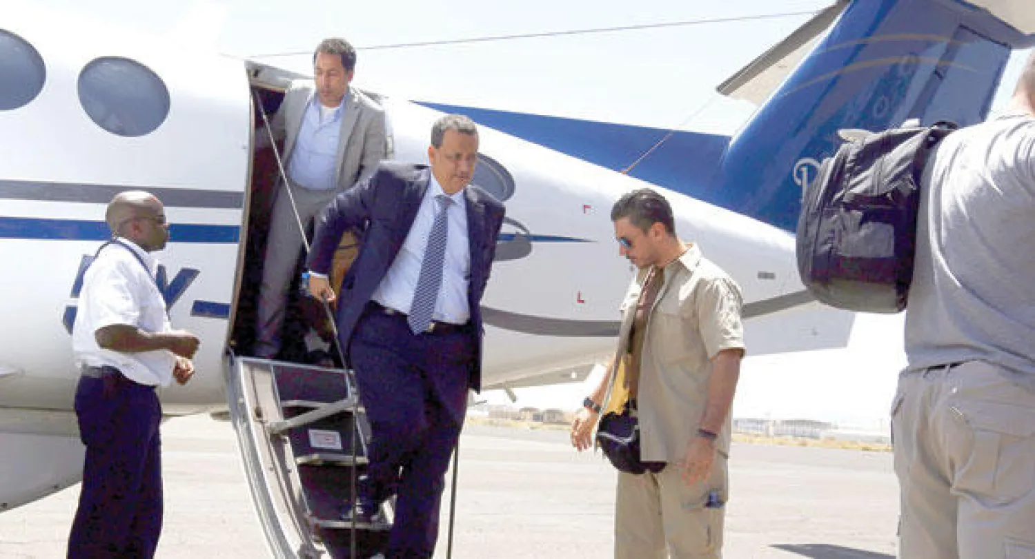 المبعوث الأممي إسماعيل ولد الشيخ أحمد لدى وصوله مطار صنعاء الدولي أمس (إ.ب.أ)