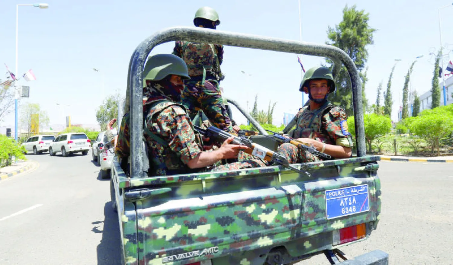 موكب حراسة مرافق لسيارات الأمم المتحدة أثناء تنقل المبعوث الأممي لليمن في صنعاء أمس (إ.ب.أ)