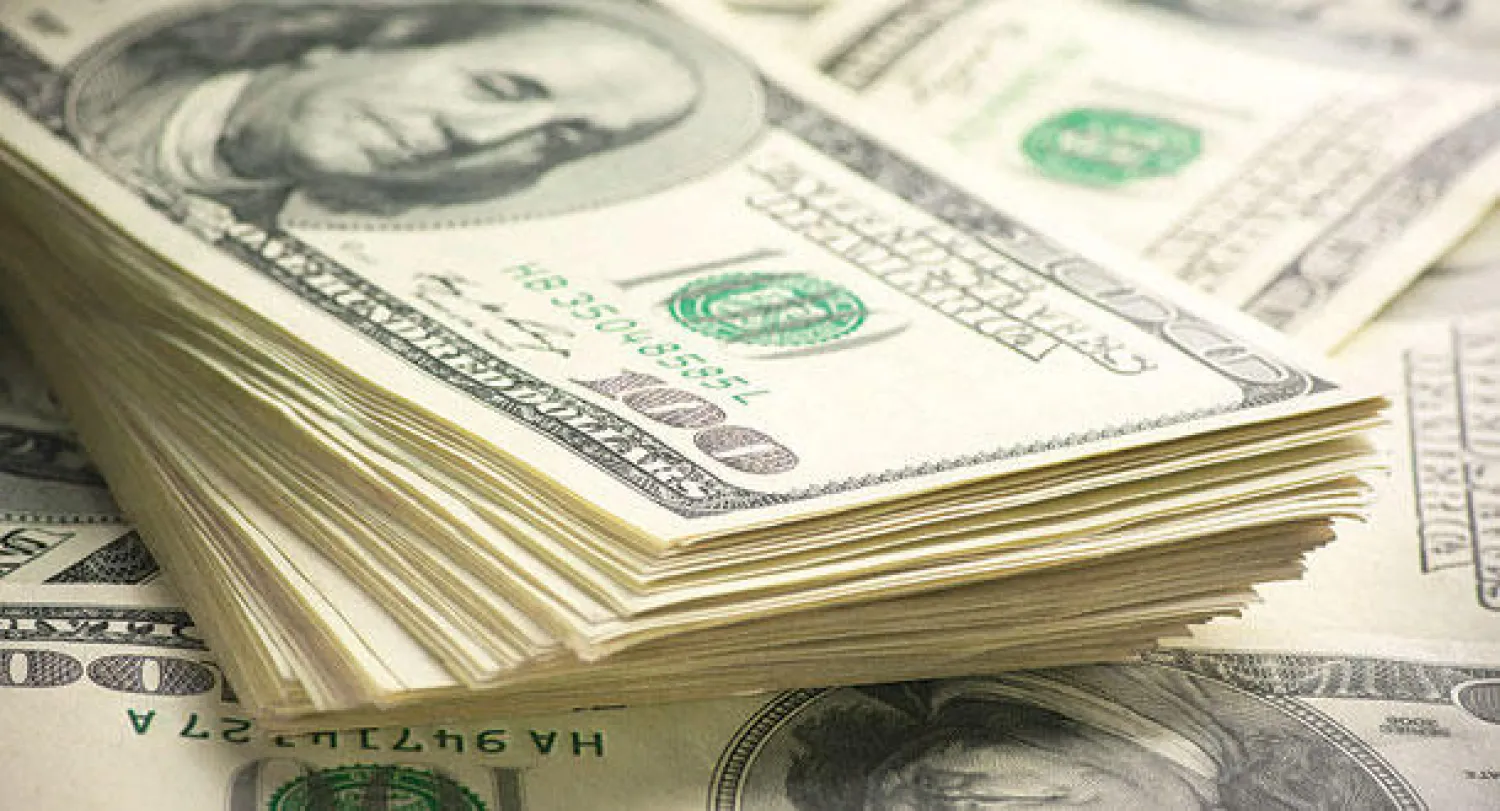 الدولار يتراجع مع استمرار التقلبات في سوق السندات