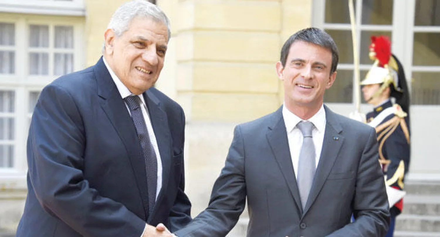 إبراهيم محلب خلال لقائه نظيره الفرنسي مانويل فالس في باريس أمس (أ.ف.ب)