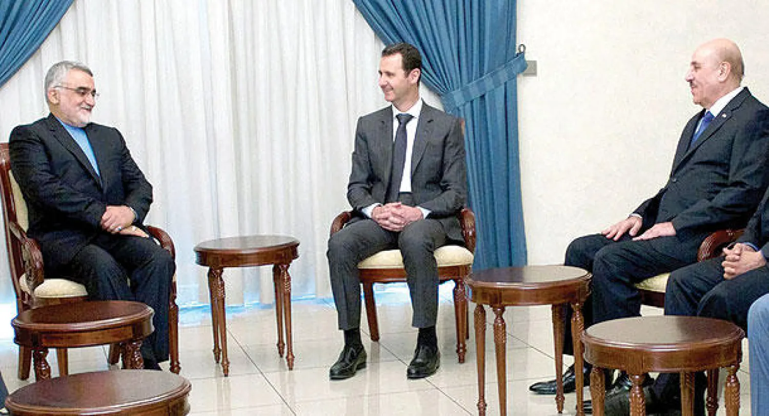 صورة وزعتها وكالة (سانا) الرسمية تظهر رئيس الأمن القومي علي مملوك (يمين الصورة) حاضرا لقاء الرئيس بشار الأسد مع رئيس لجنة الأمن والسياسة الخارجية بمجلس الشورى الإيراني (أ.ف.ب)