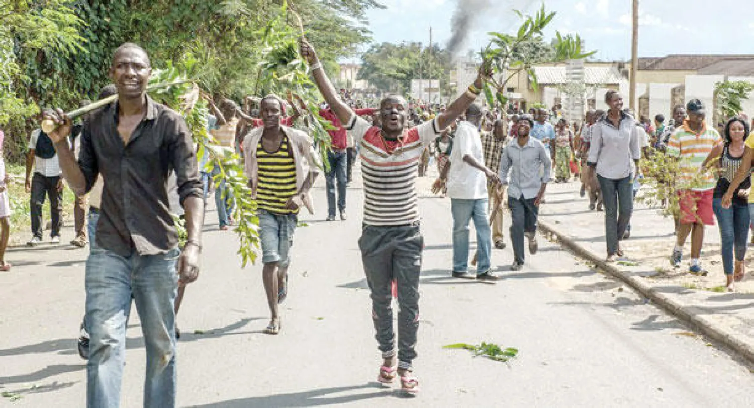 سكان خرجوا إلى الشوارع معبرين عن فرحتهم بإعلان جنرال من الجيش عزل الرئيس في العاصمة بوجمبورا أمس (أ.ف.ب)