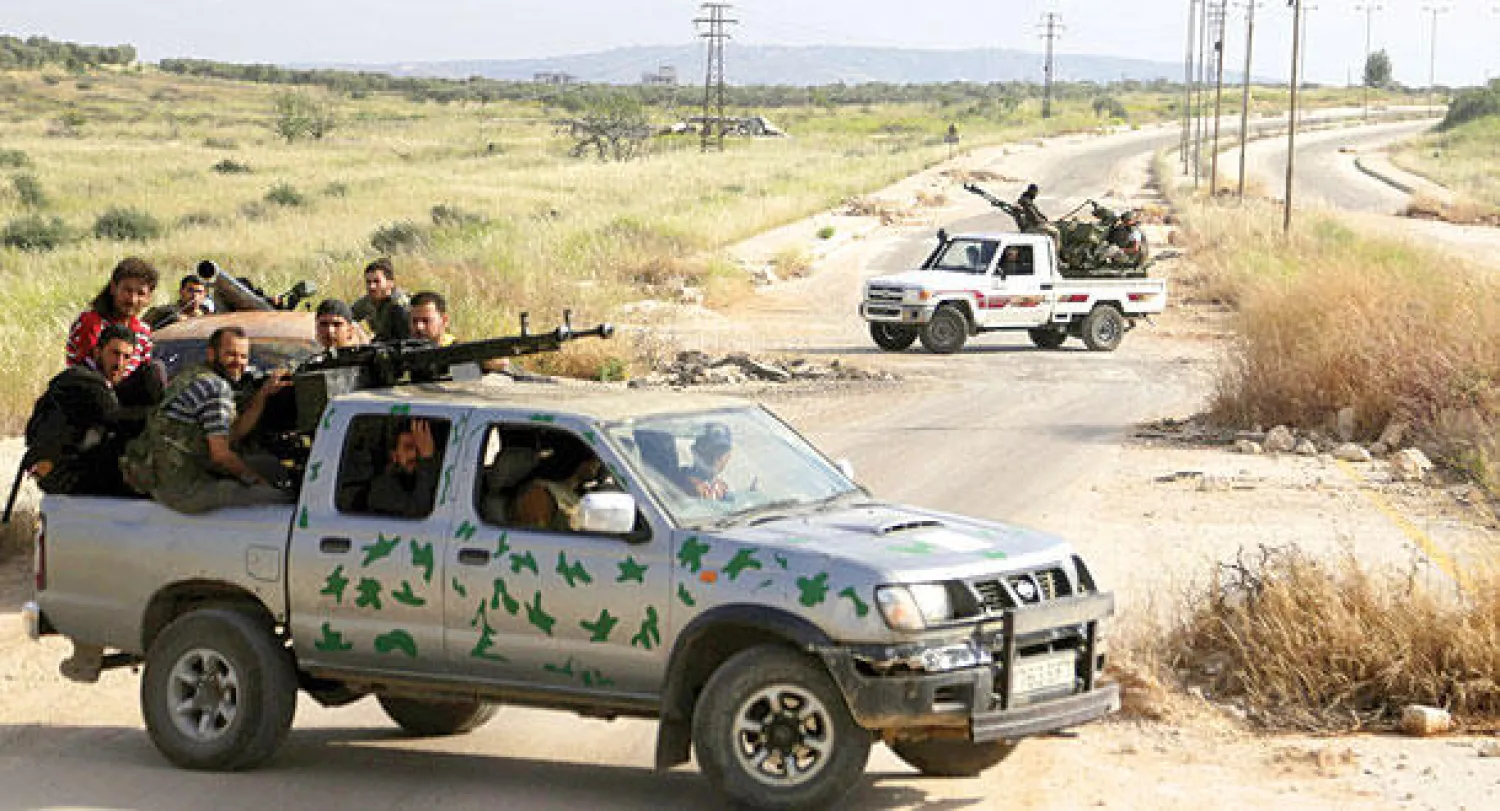 مقاتلو «جيش السنة» يغادرون مدينة إدلب للمشاركة في معركة معسكر المسطومة بريف المدينة الذي يسيطر عليه النظام  (رويترز)