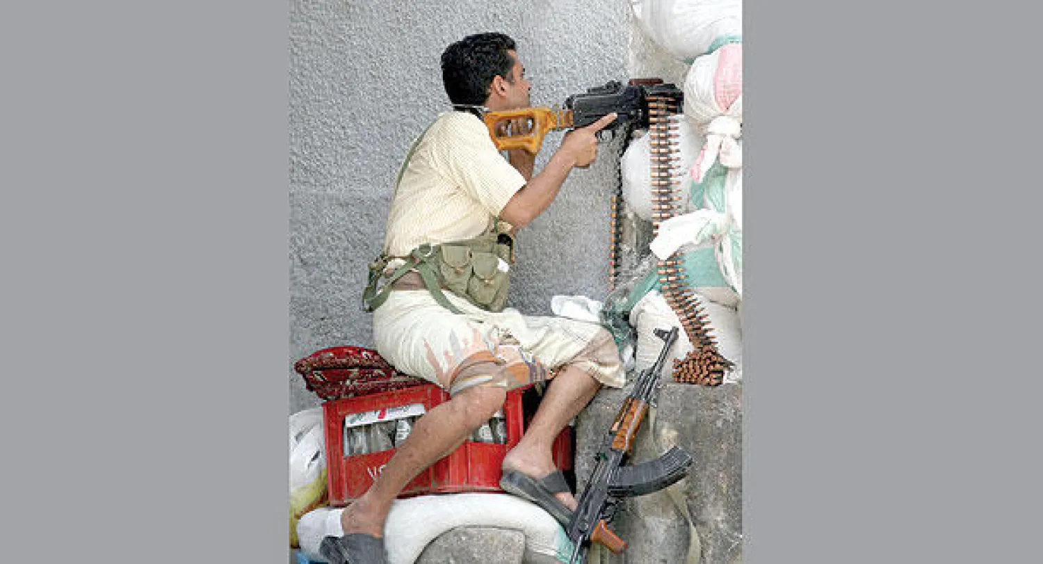 أحد عناصر المقاومة اليمنية أثناء اشتباكات مع حوثيين اخترقوا الهدنة في تعز أمس (رويترز)